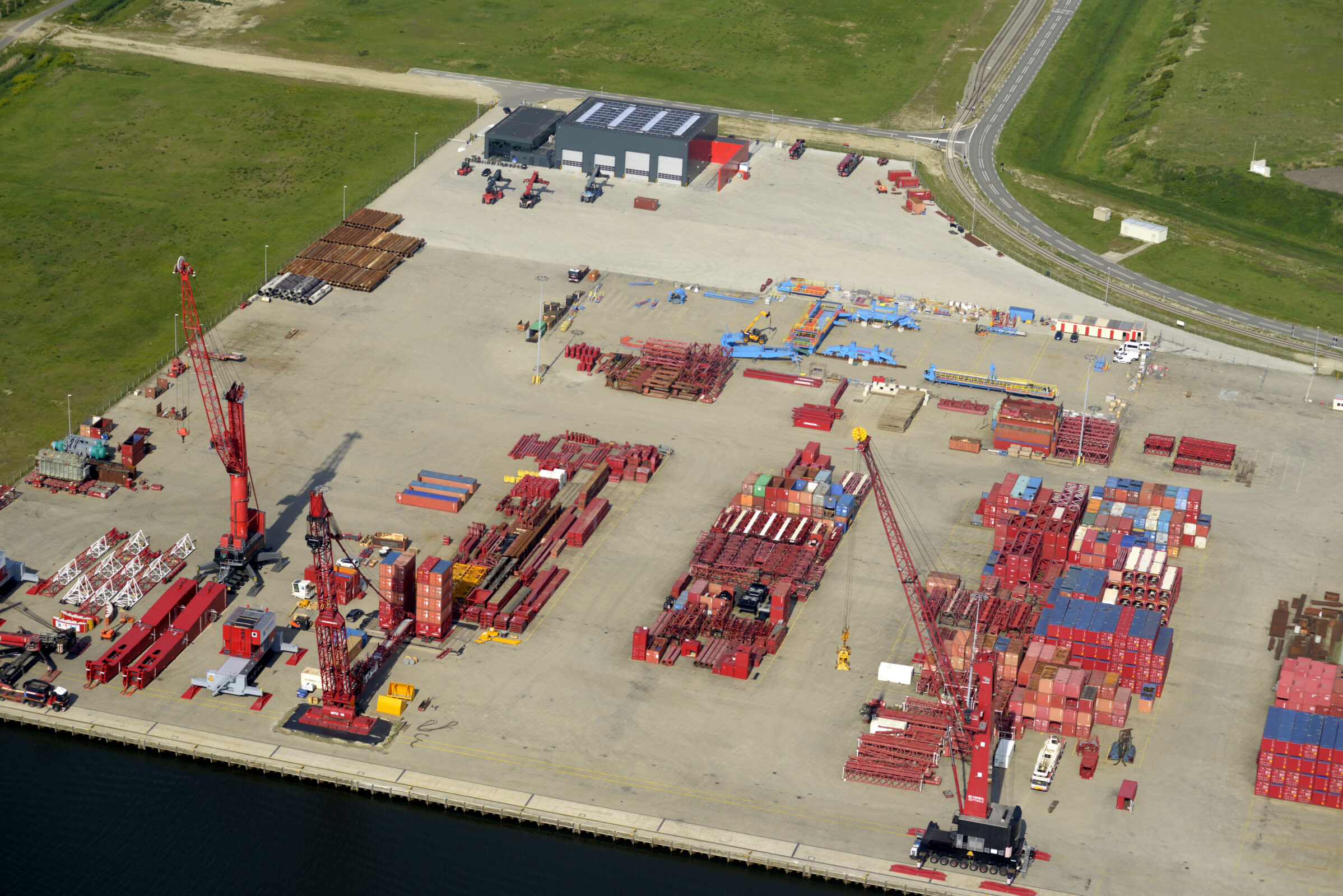 Oplevering werkplaats en kantoor Mammoet door H4A