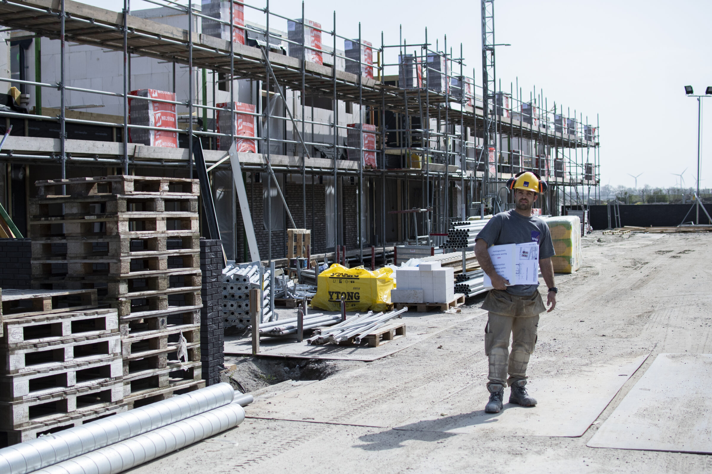 Medewerker H4A Bouw poseert bij nieuwbouwwoningen
