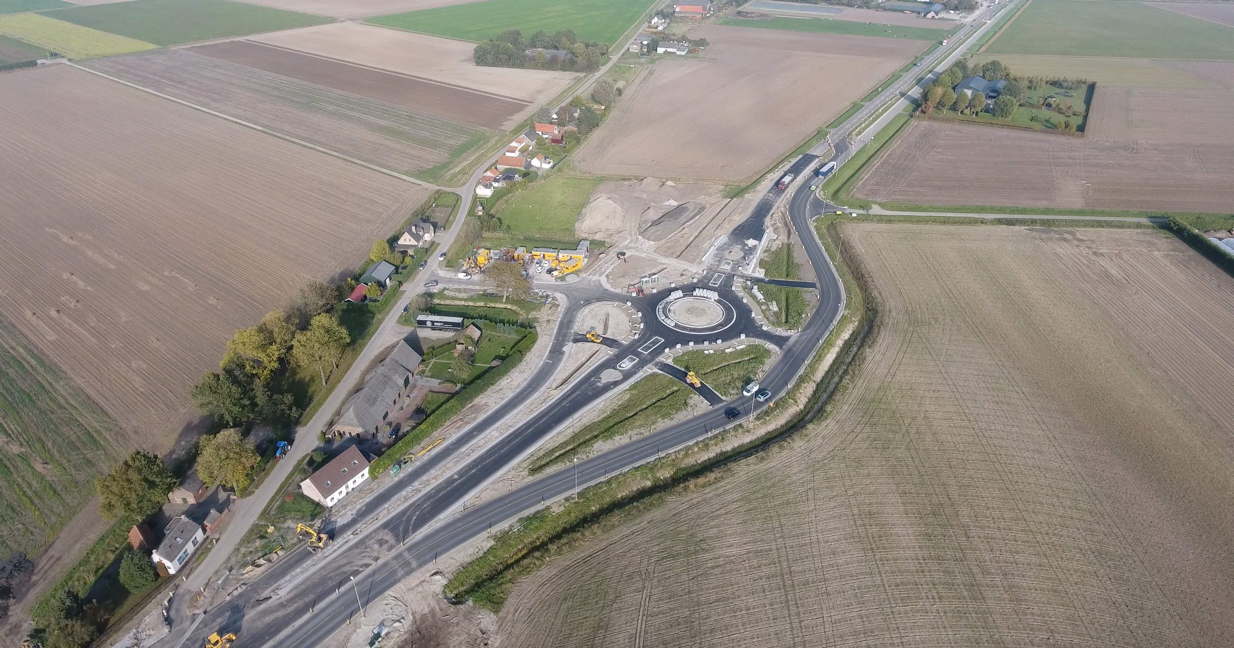 Luchtfoto van asfaltwerkzaamheden door H4A Openbare Ruimte in Absdale in Hulst