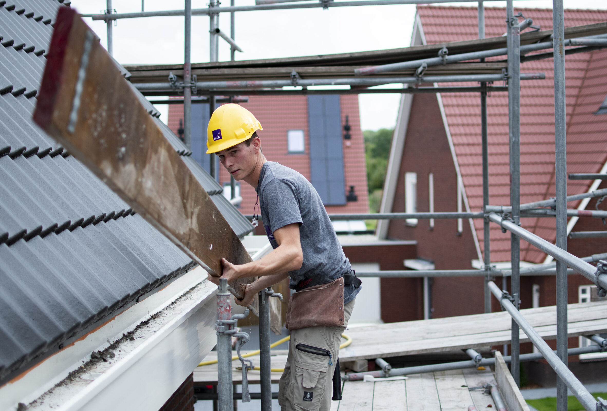 Medewerker H4A Bouw bouwt een steiger op