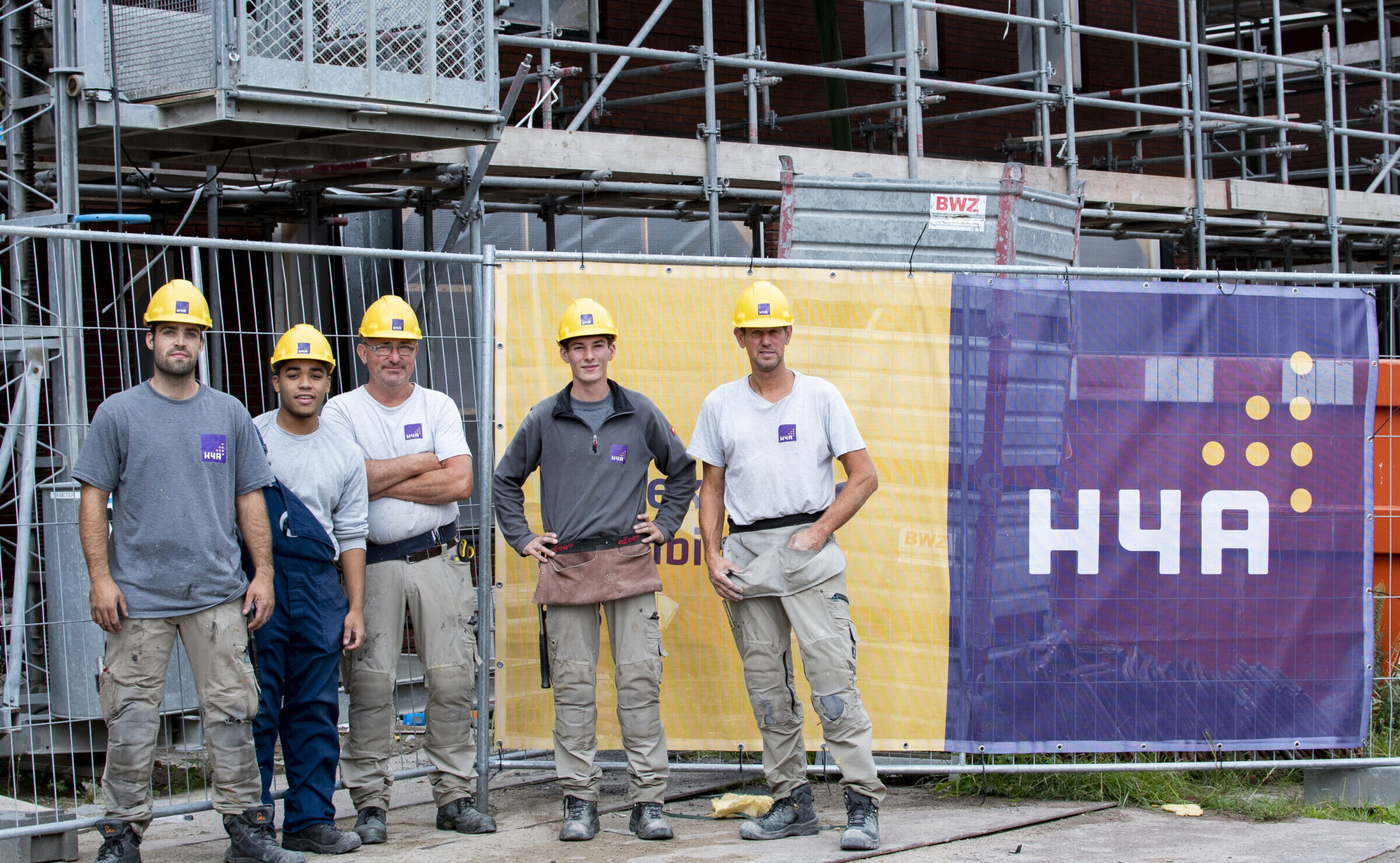 Vijf medewerkers van H4A Bouw poseren