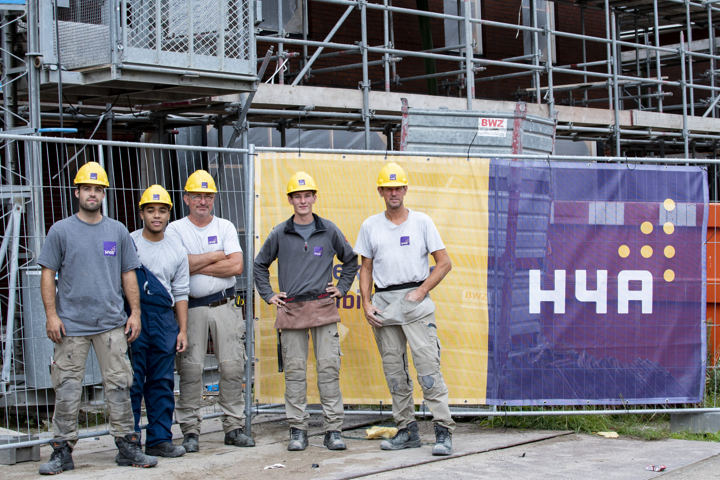 Vijf medewerkers van H4A Bouw poseren