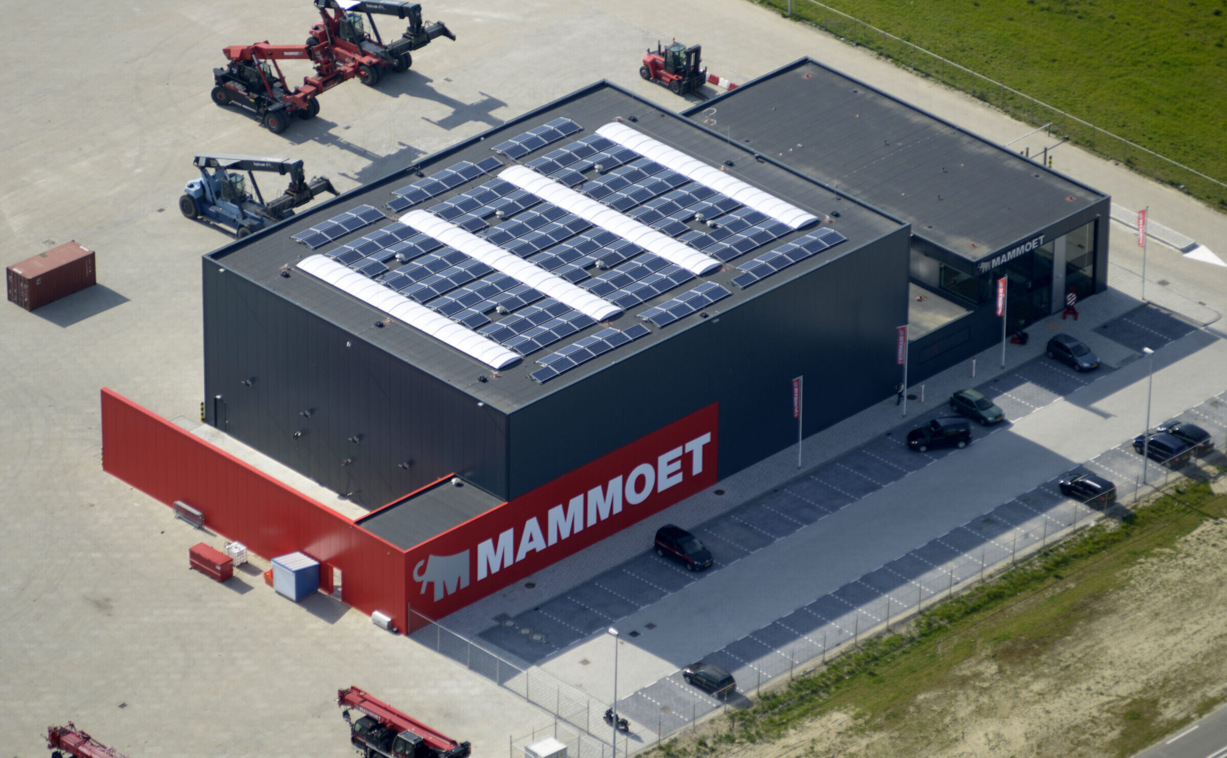 Luchtfoto van fabrieksgebouw van Mammoet Bouw door H4A Industrie Service