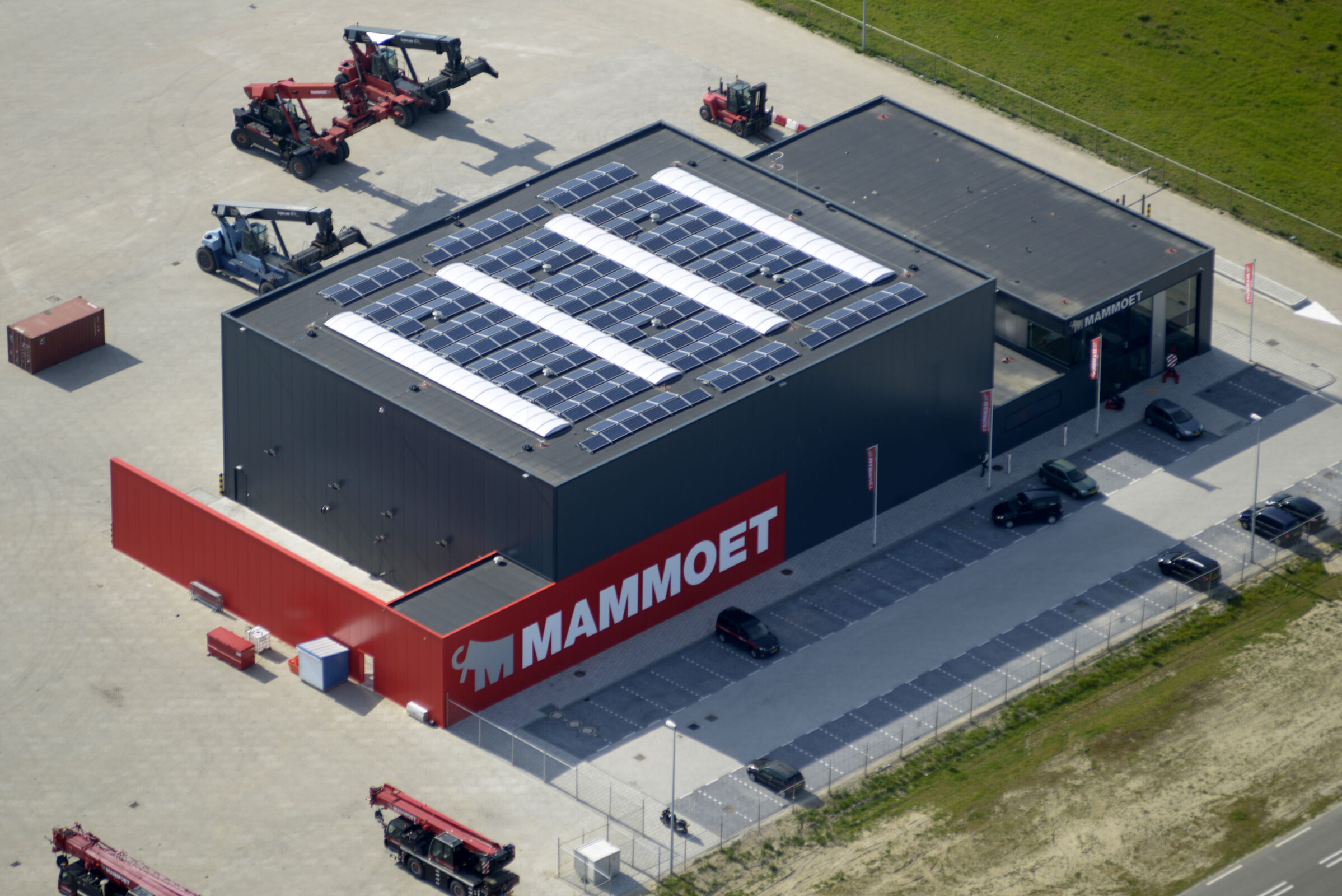 Luchtfoto van fabrieksgebouw van Mammoet Bouw door H4A Industrie Service