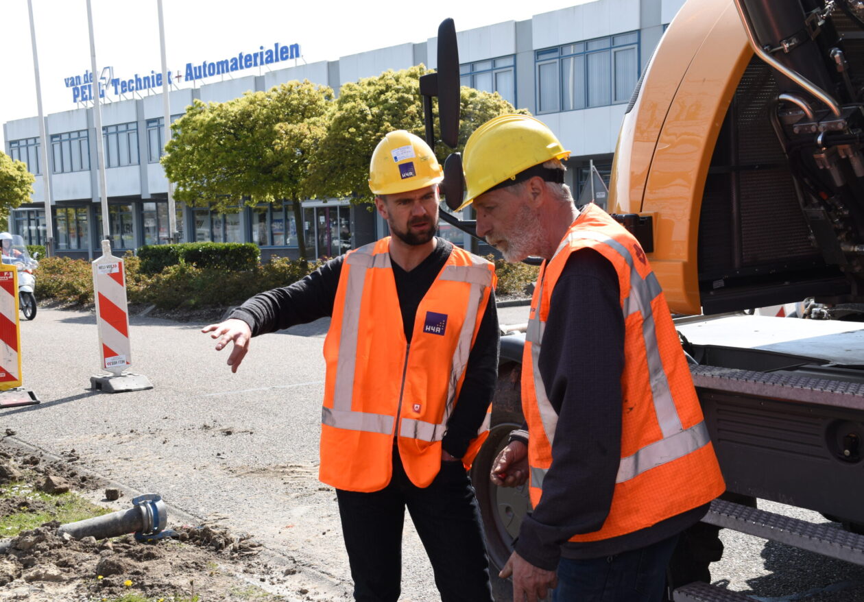 Twee medewerkers H4A Ondergrondse Netwerken in overleg bij een project