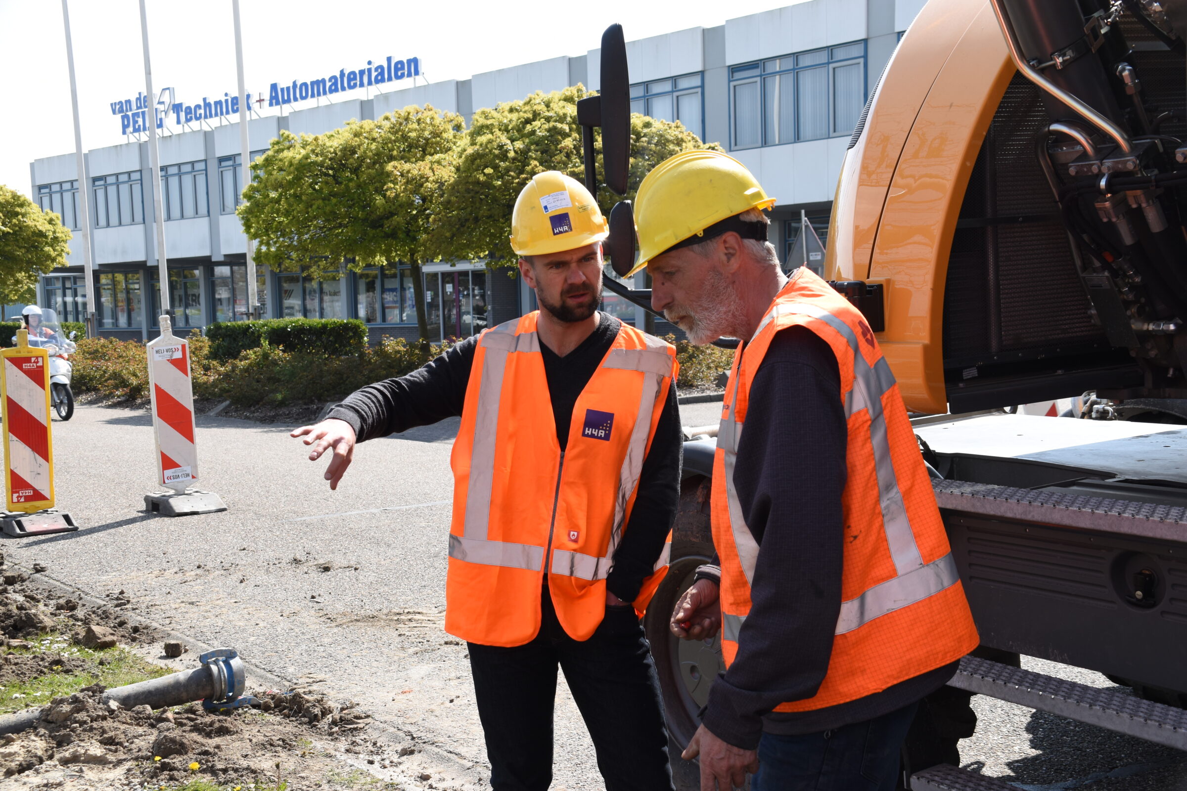 Twee medewerkers H4A Ondergrondse Netwerken in overleg bij een project