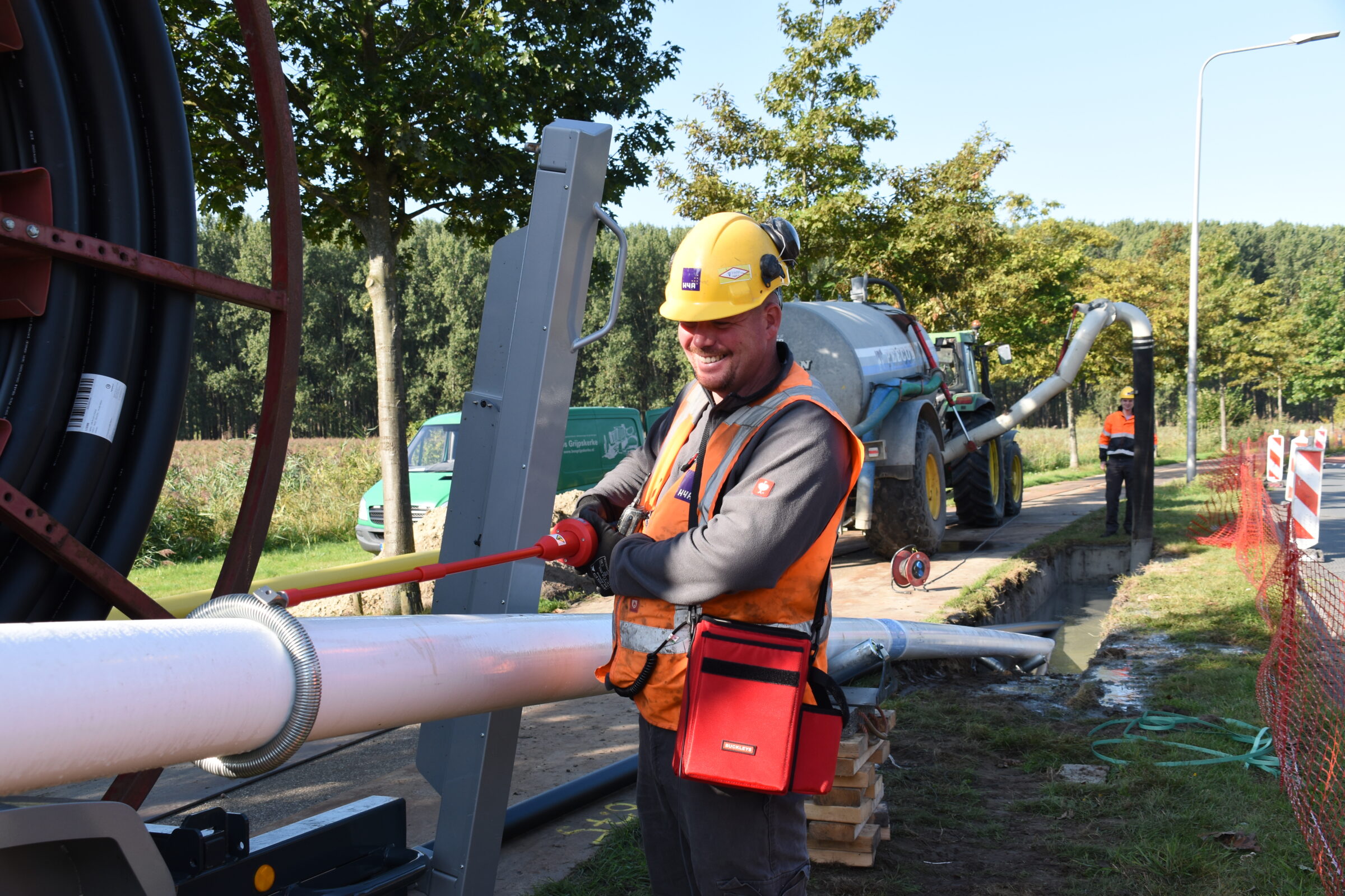 Medewerker H4A Ondergrondse Netwerken installeert nieuwe leiding