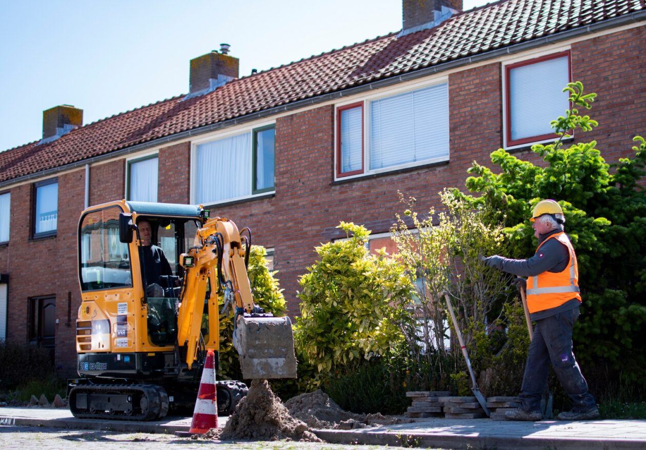 Medewerkers H4A Ondergrondse Netwerken aan het werk met een kraan