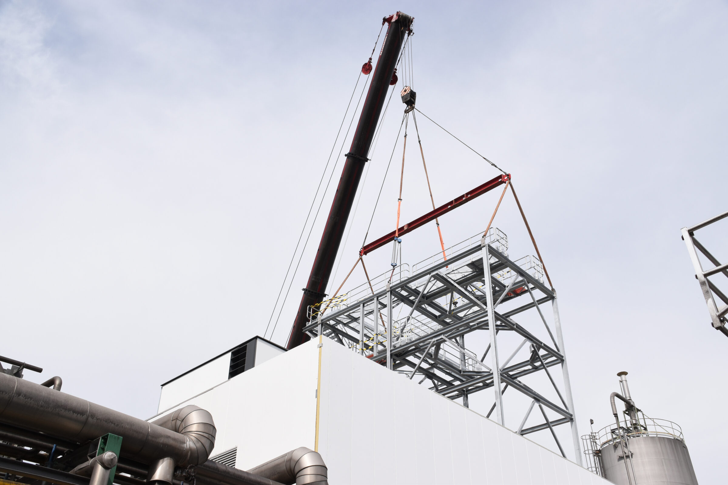 Bouw van een fabriekshal met kraan door H4A Industrie Service