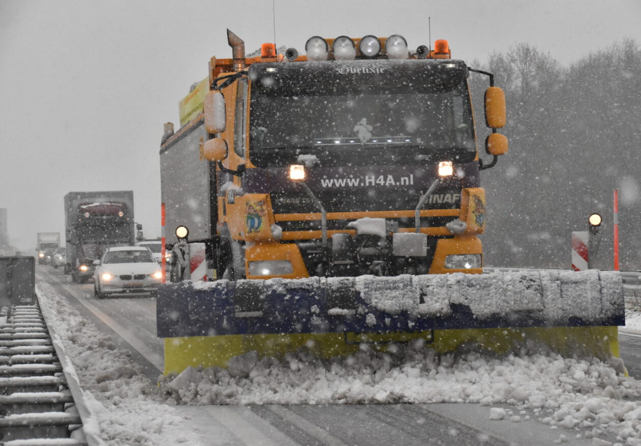 Sneeuwschuiver van H4A Openbare Ruimte in actie tijdens de winter