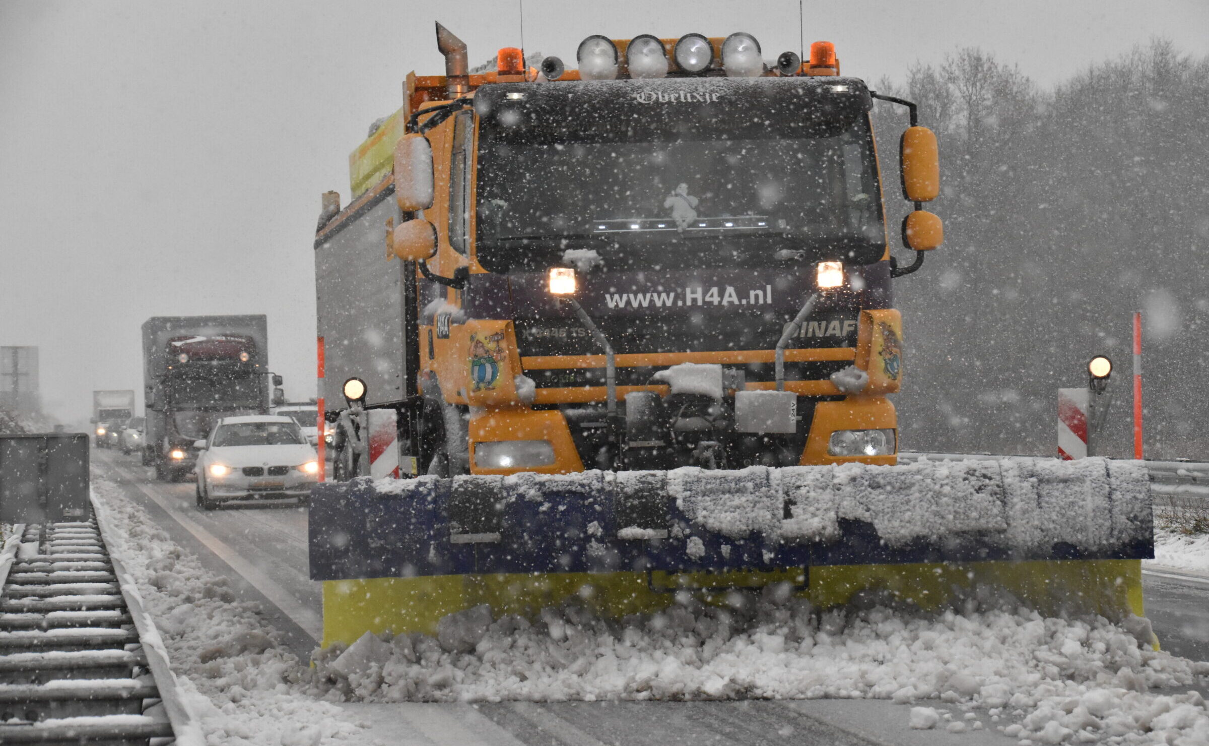 Sneeuwschuiver van H4A Openbare Ruimte in actie tijdens de winter