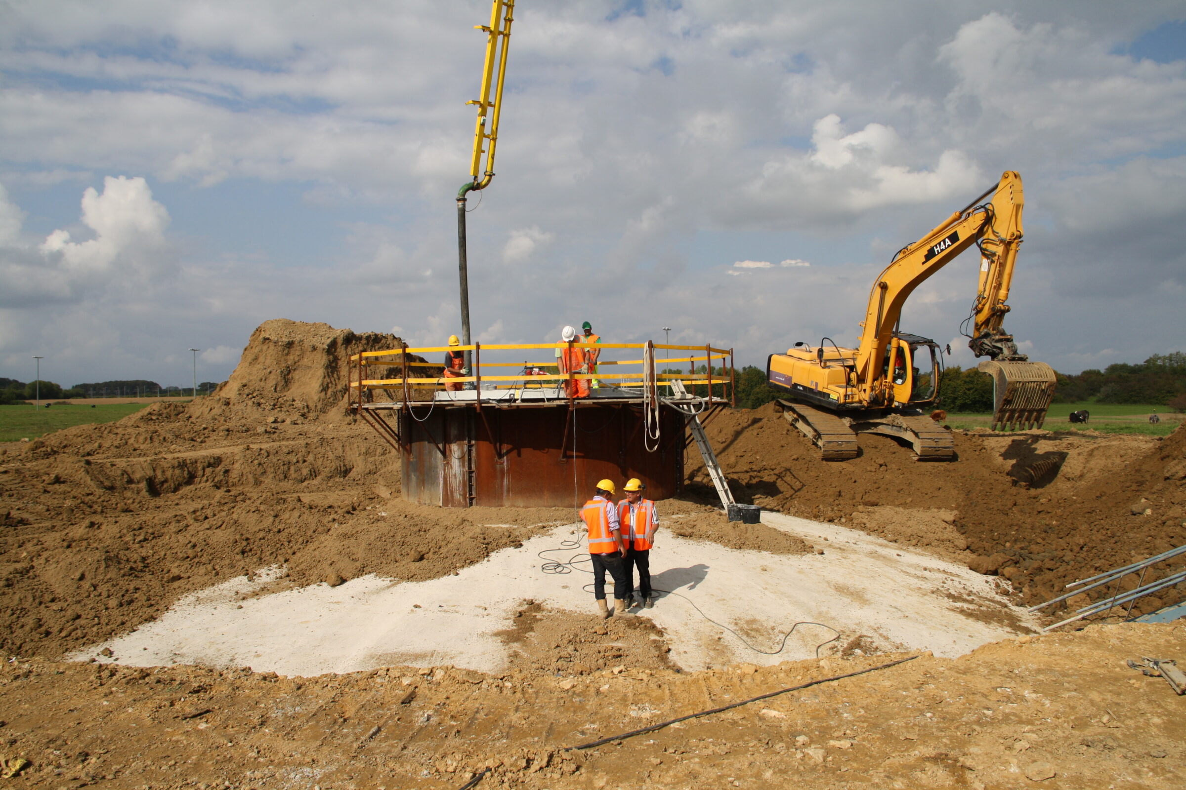 Medewerkers H4A Windenergie maken een fundering voor een windmolen