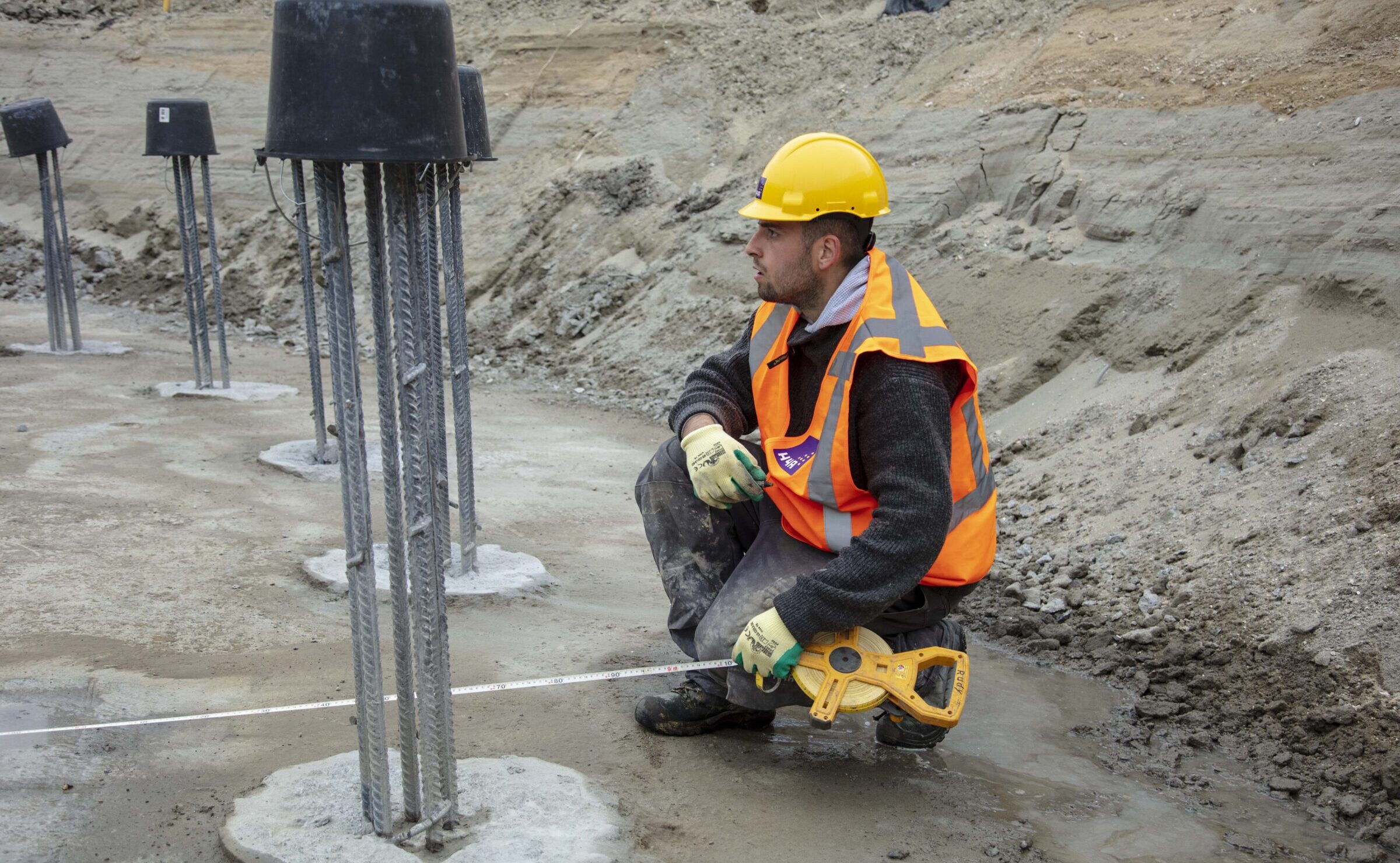 Medewerker H4A Windenergie maakt een fundering voor een windmolen