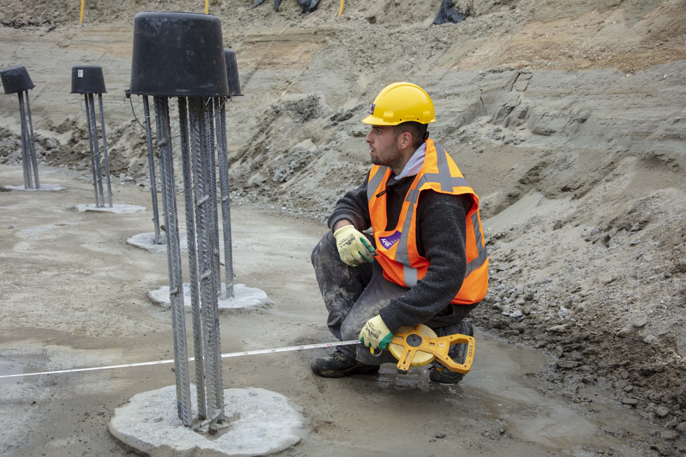 Medewerker H4A Windenergie maakt een fundering voor een windmolen