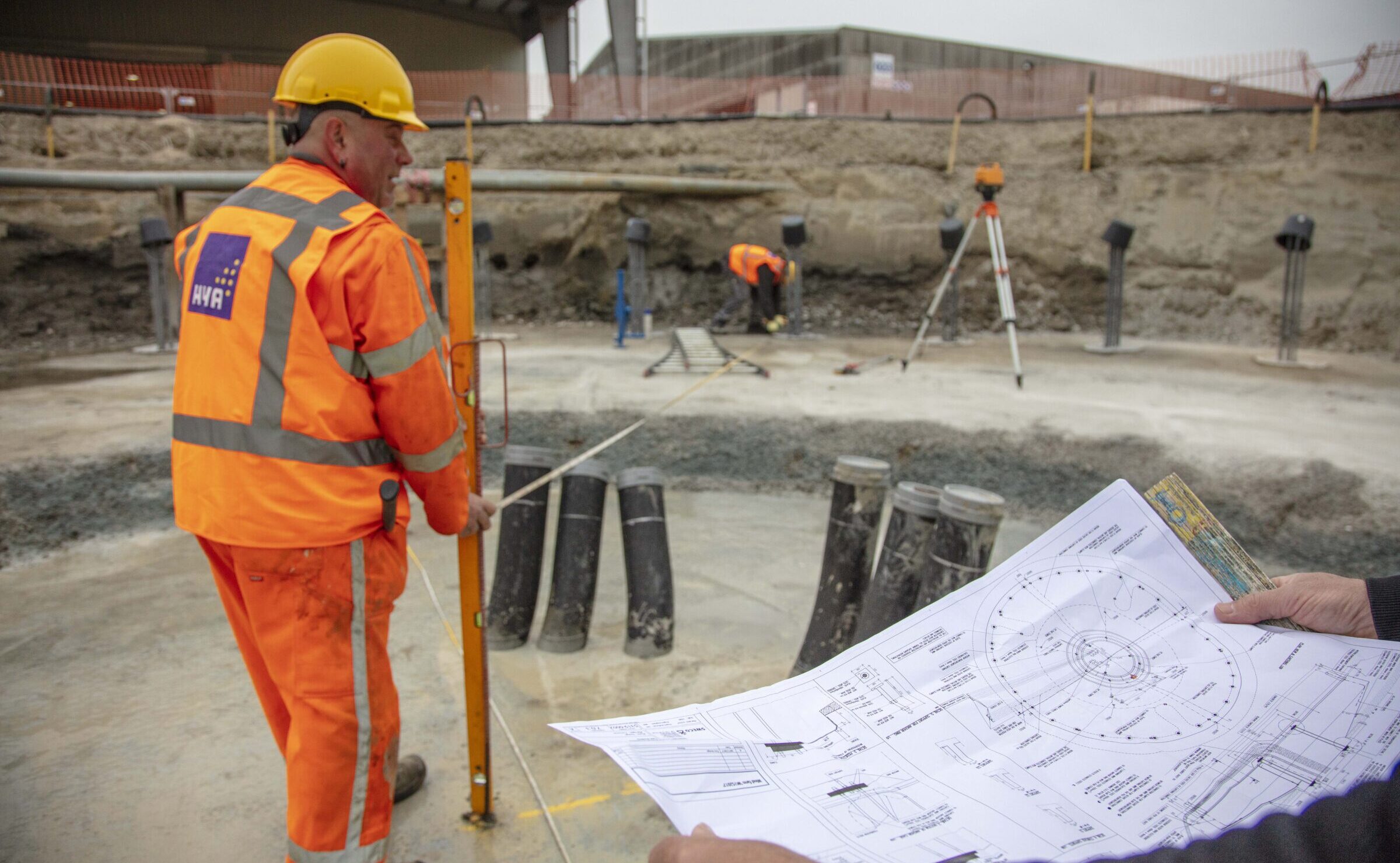 Medewerkers H4A Windenergie maken een fundering voor een windmolen