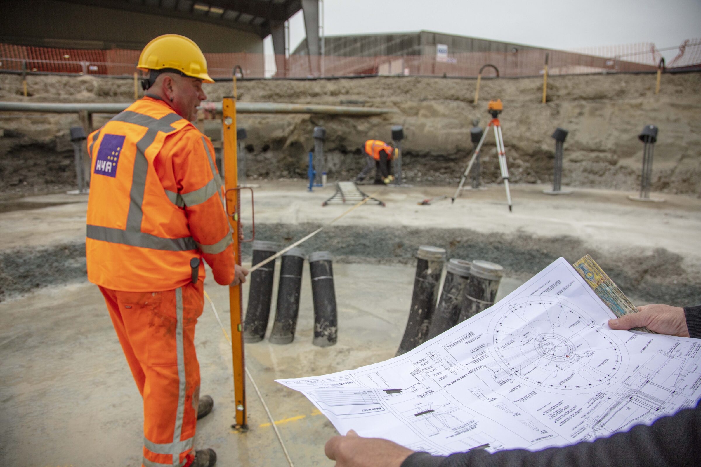 Medewerkers H4A Windenergie maken een fundering voor een windmolen