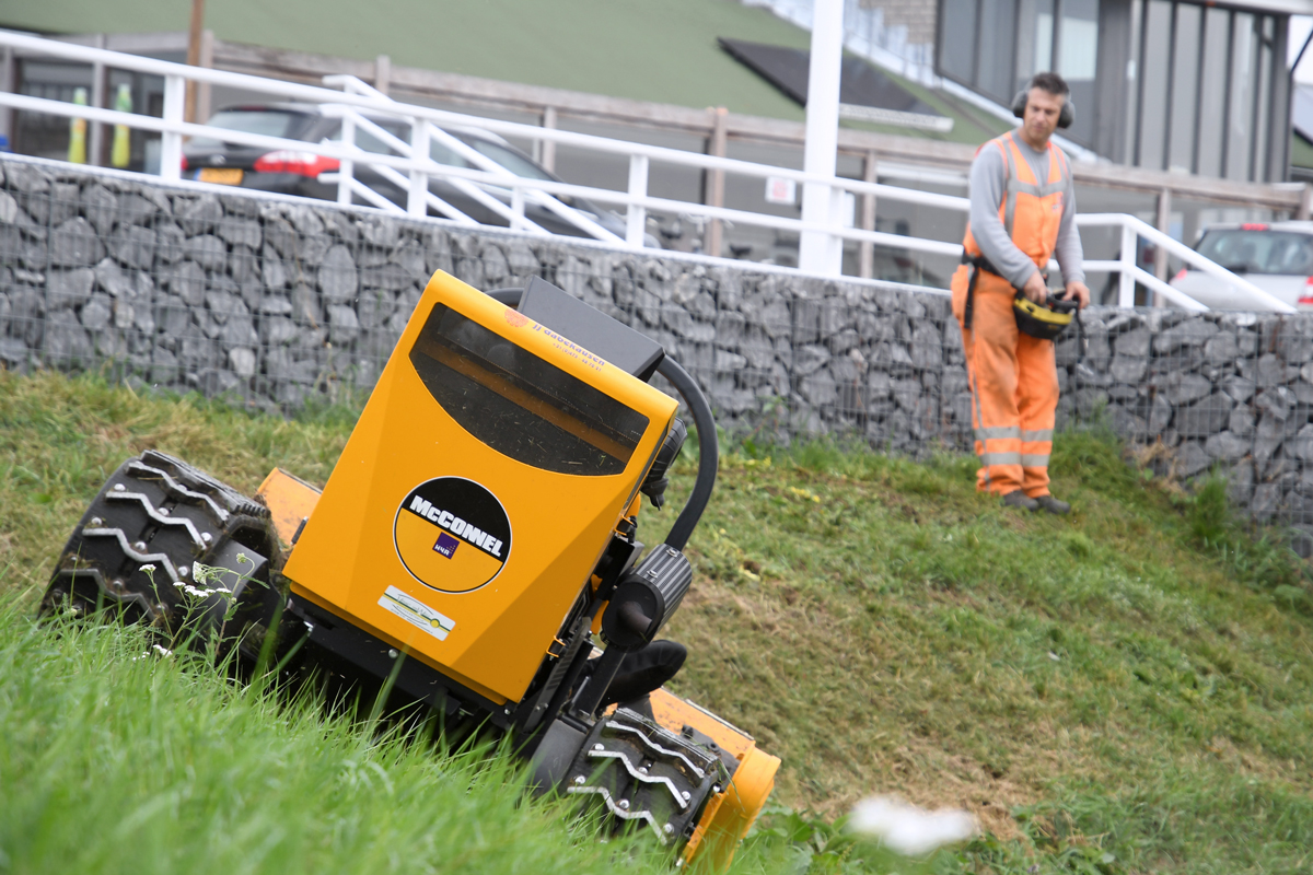 Medewerker H4A Groen bestuurt een rupsmaaier