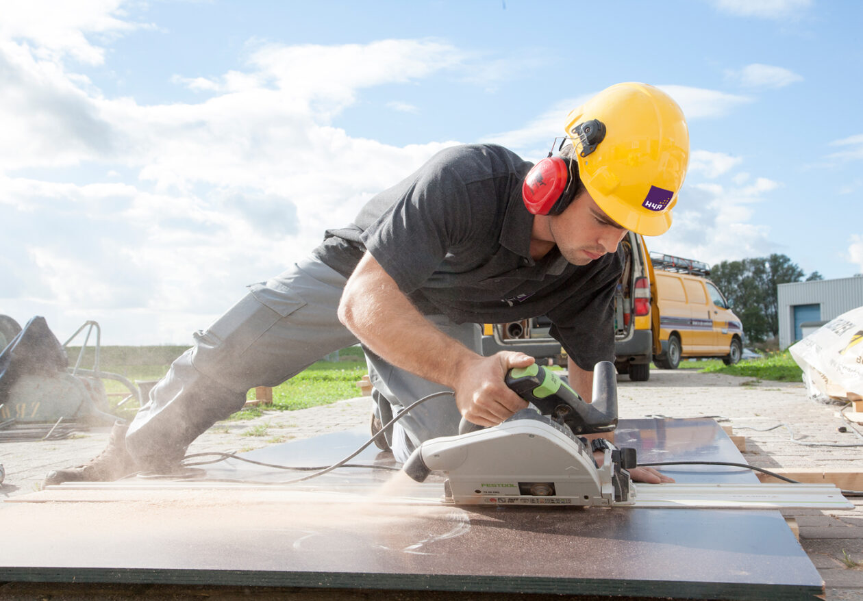 Medewerker H4A Bouw met zaagmachine