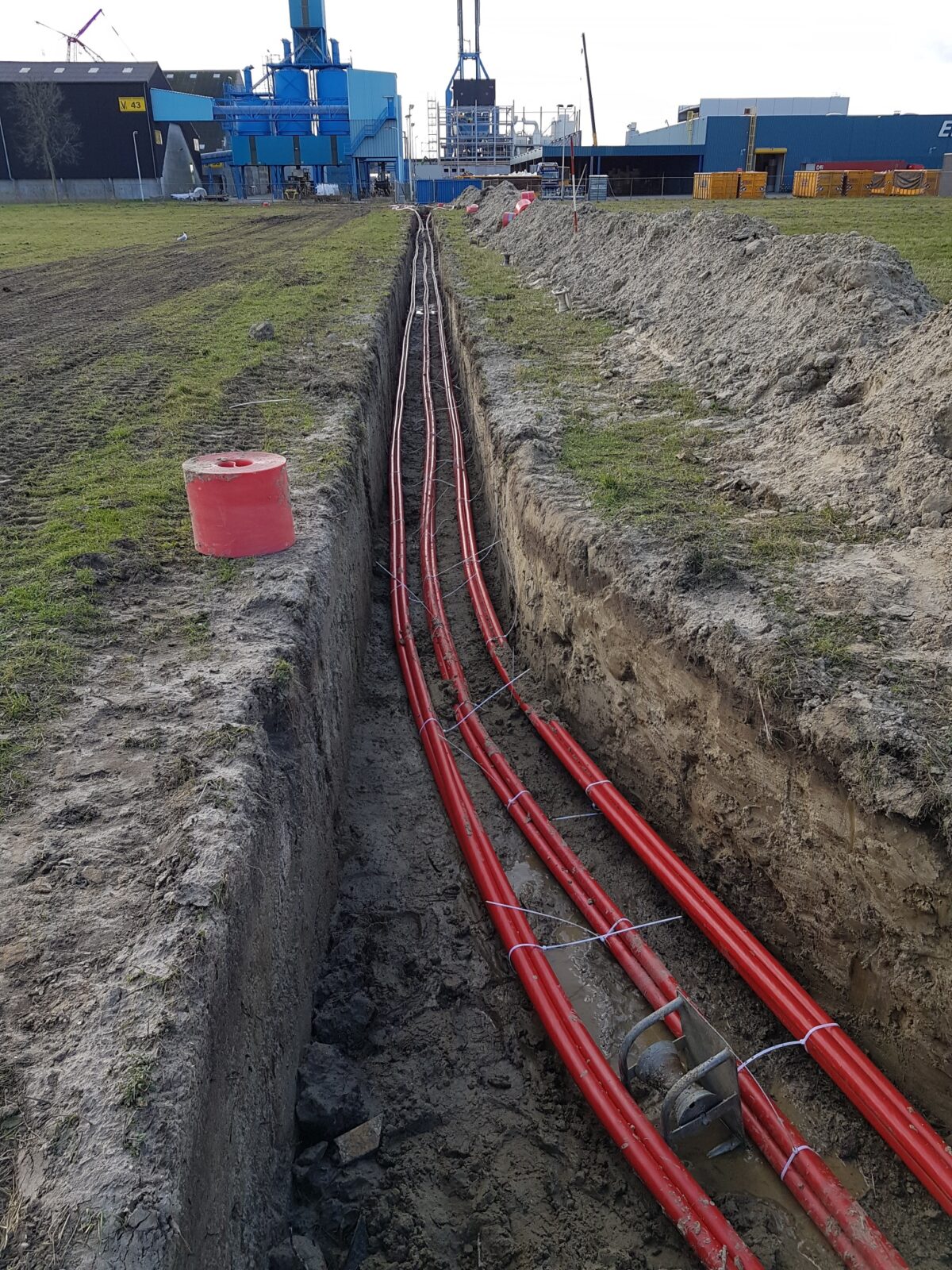 Aanbrengen van leidingen in sleuf door H4A Ondergrondse Netwerken