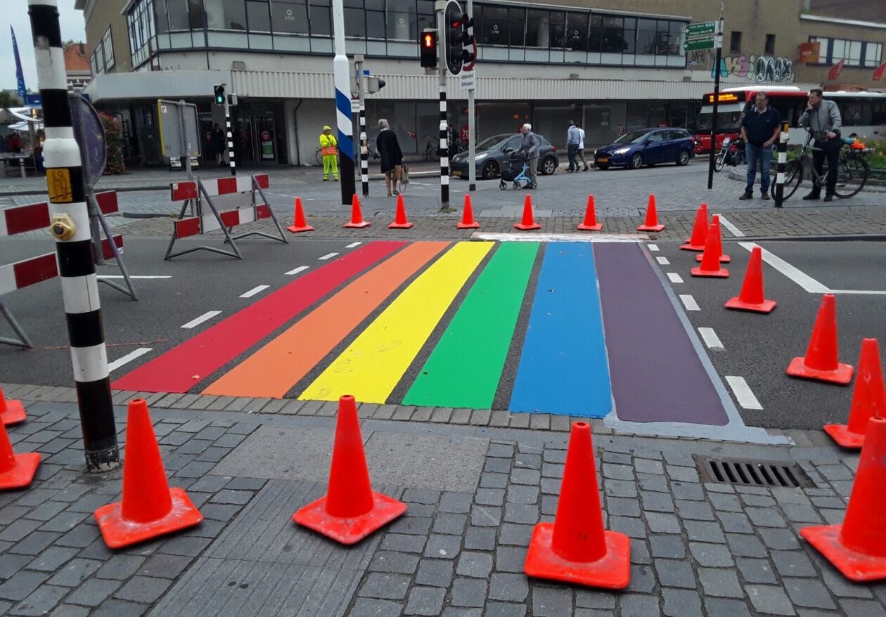 Regenboog zebrapad door H4A Openbare Ruimte wegmarkeringen