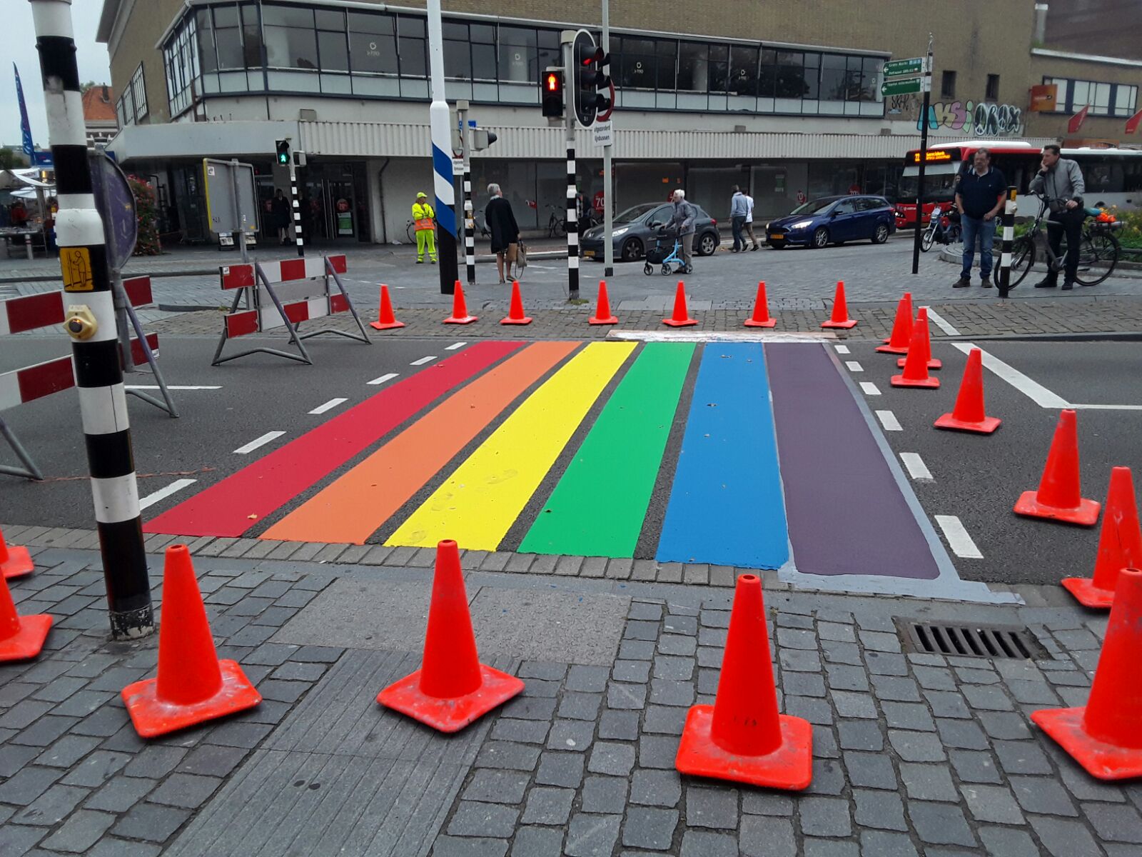 Regenboog zebrapad door H4A Openbare Ruimte wegmarkeringen