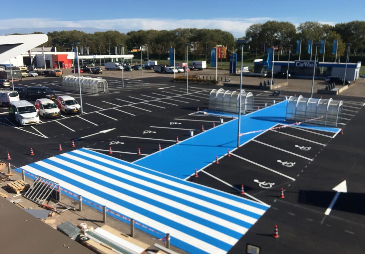Luchtfoto van blauwe vlakken op parking door H4A Openbare Ruimte wegmarkeringen