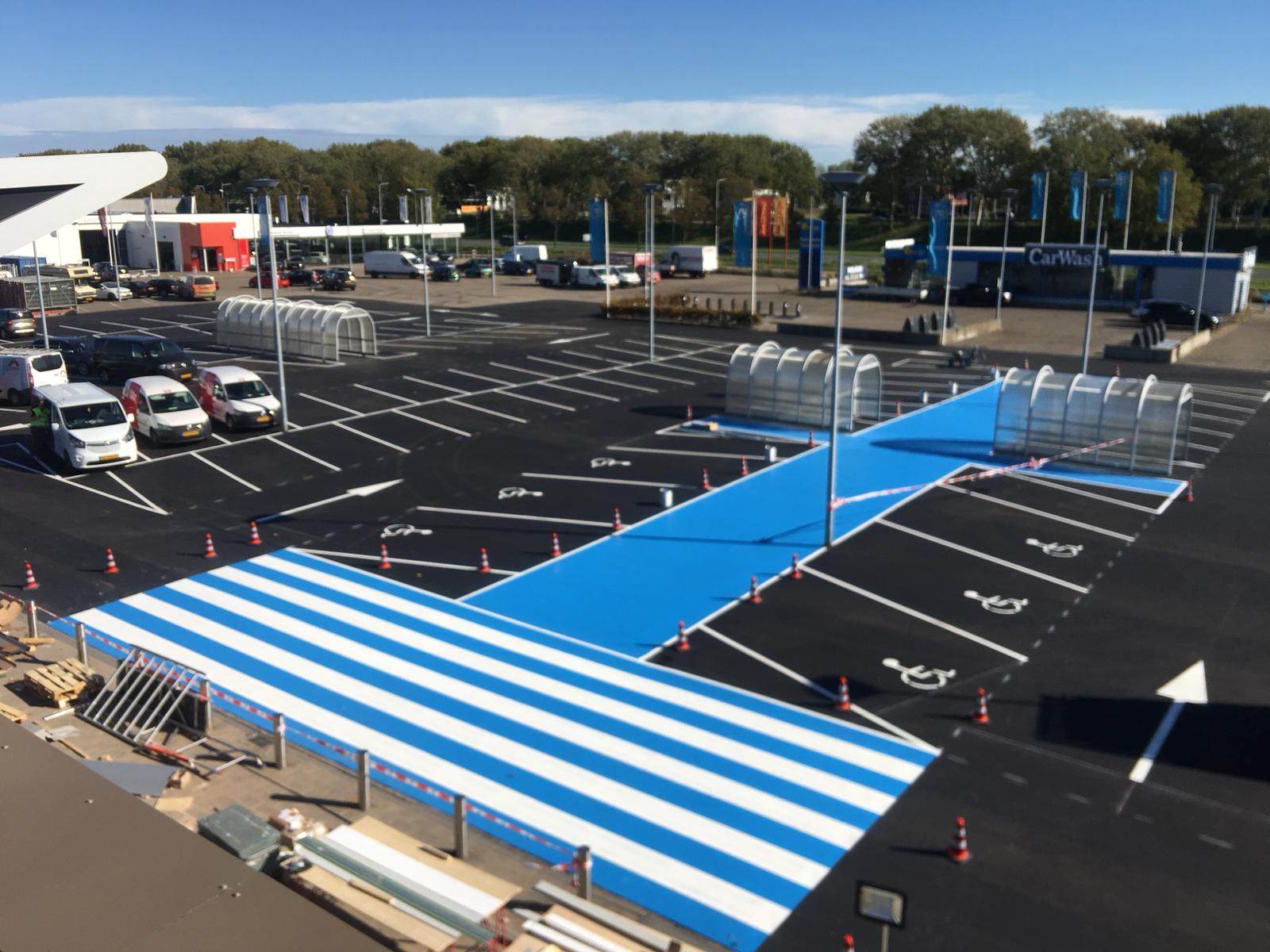 Luchtfoto van blauwe vlakken op parking door H4A Openbare Ruimte wegmarkeringen