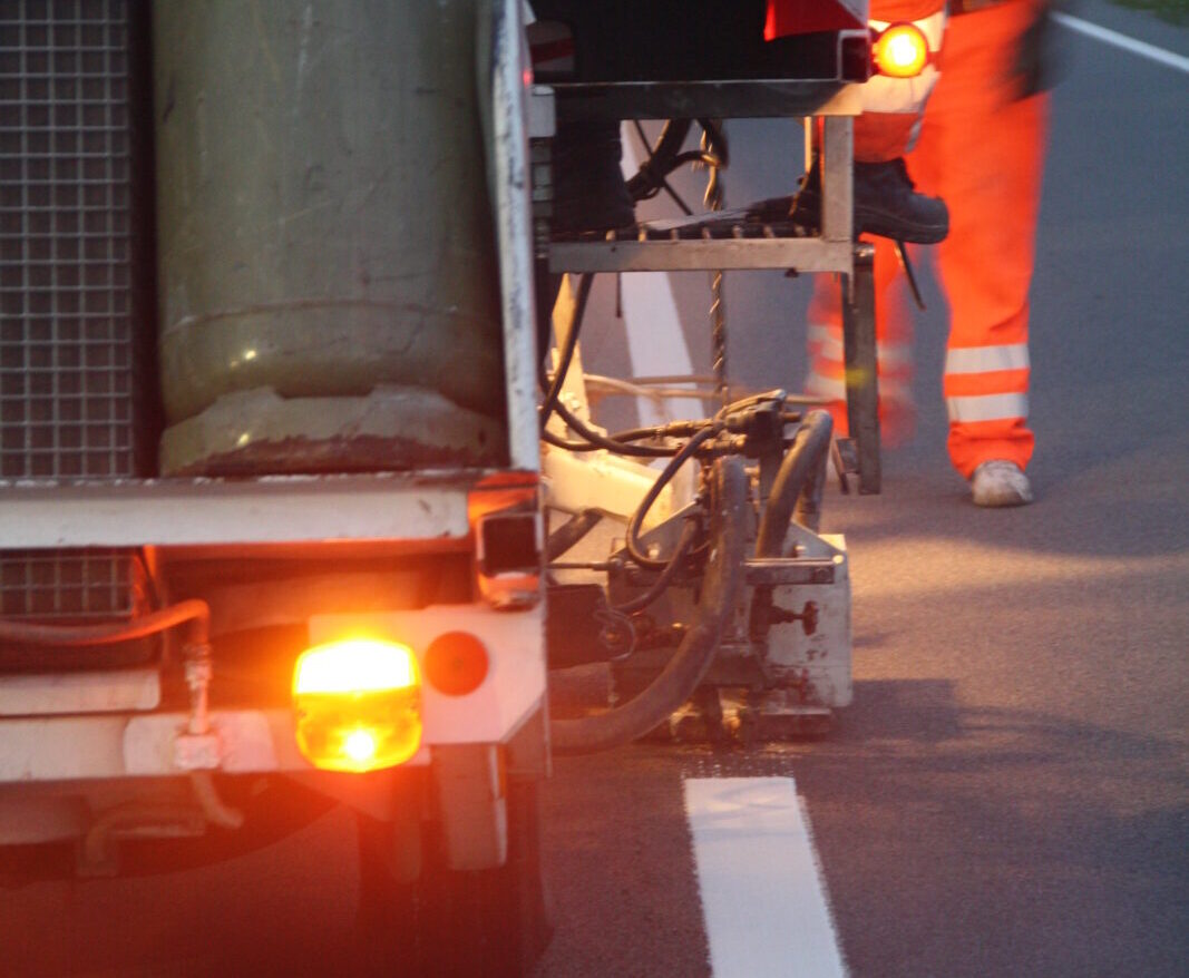 Medewerkers H4A Openbare Ruimte wegmarkeringen brengen lijnen aan