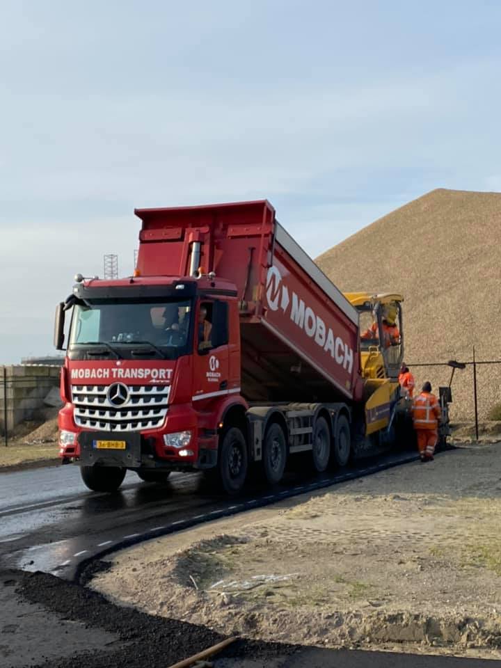 Medewerkers H4A Openbare Ruimte asfalteren een weg samen met Mobach Transport