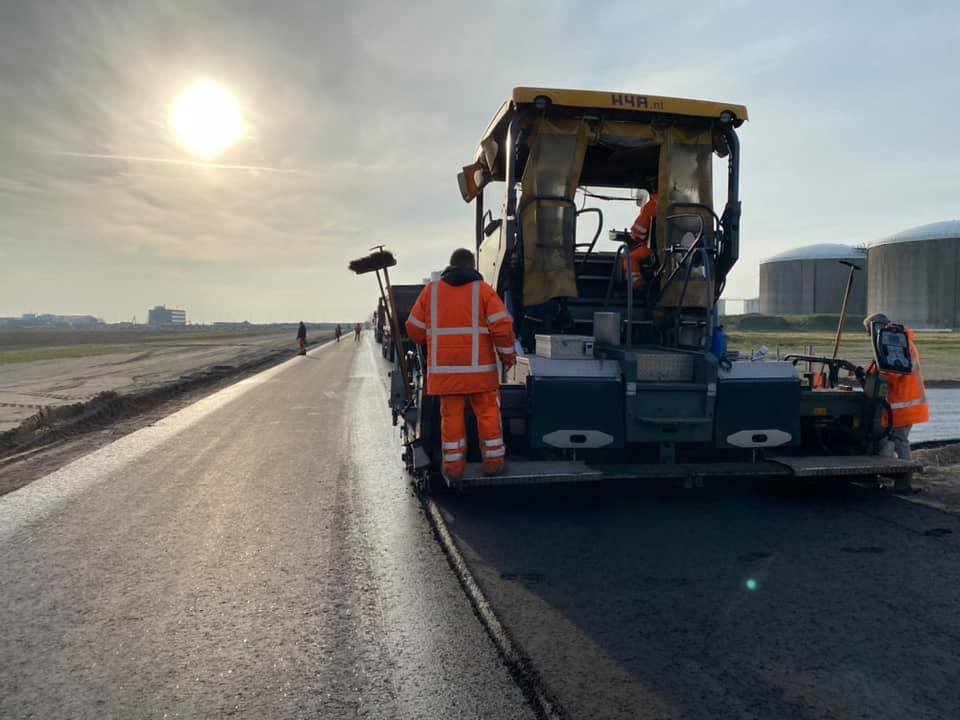 Medewerkers H4A Openbare Ruimte asfalteren een weg