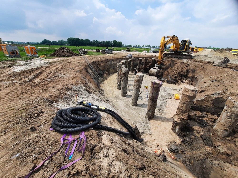 Medewerkers H4A Windenergie maken een fundering voor een windmolen