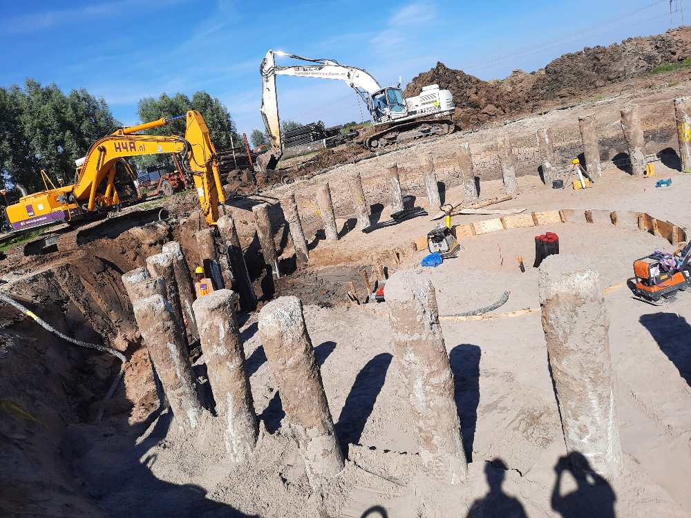 Medewerkers H4A Windenergie maken een fundering voor een windmolen