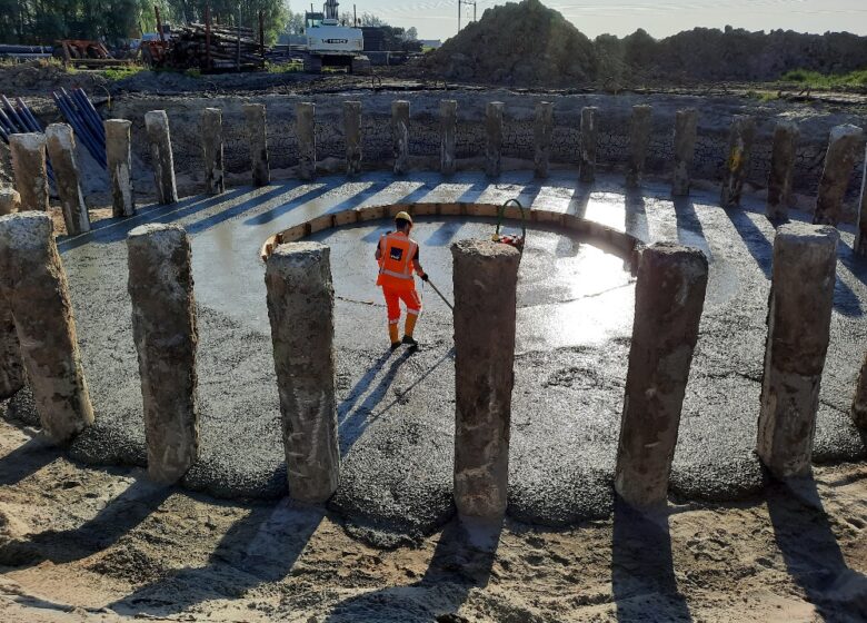 Medewerker H4A Windenergie maken een fundering voor een windmolen