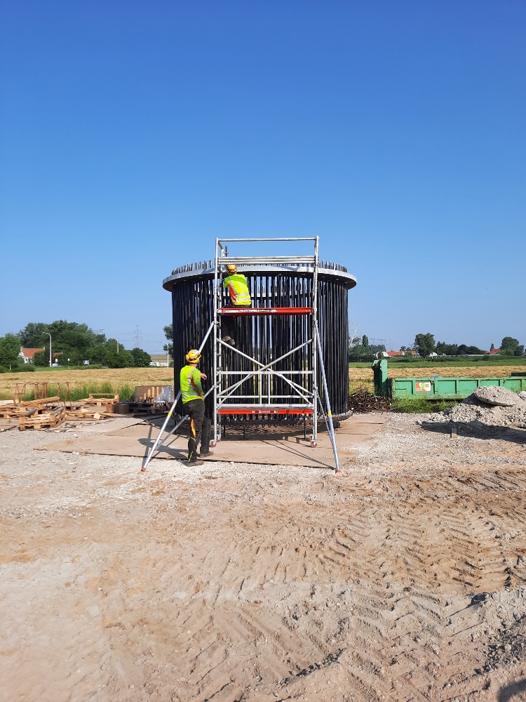 Medewerkers H4A Windenergie maken een fundering voor een windmolen