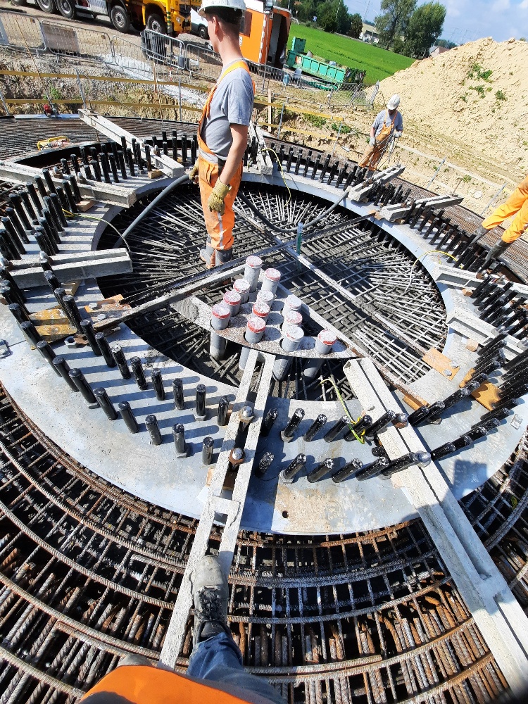 Medewerkers H4A Windenergie maken een fundering voor een windmolen