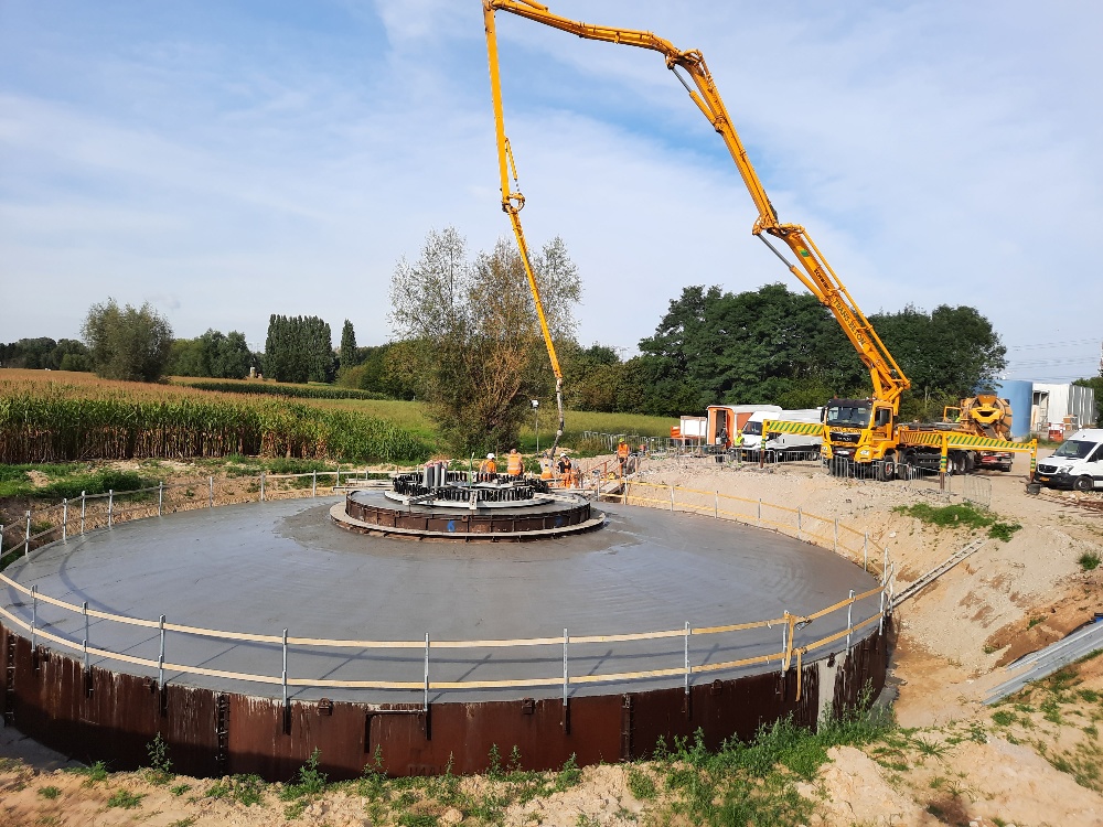 Medewerkers H4A Windenergie maken een fundering voor een windmolen