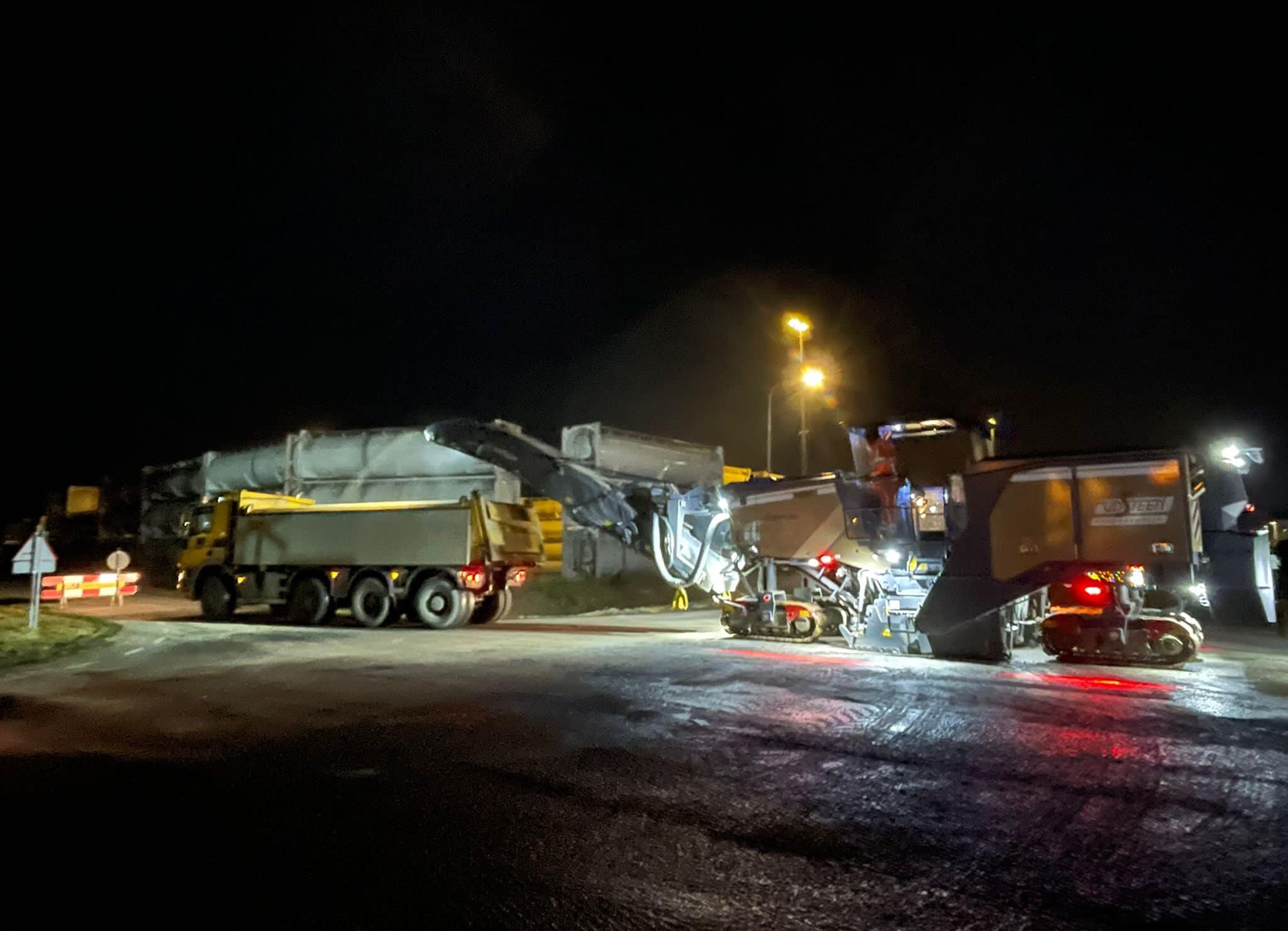 Medewerkers H4A Openbare Ruimte asfalteren 's nachts een weg