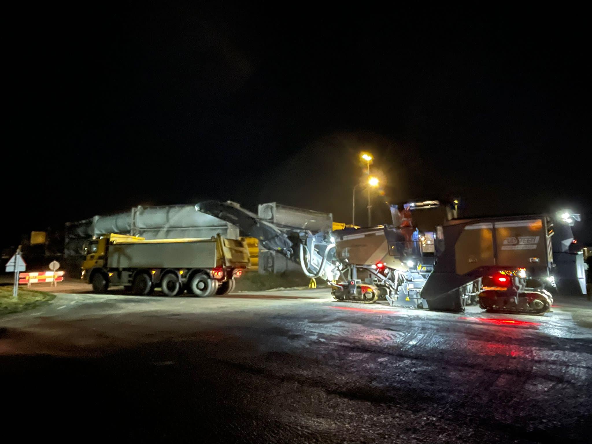 Medewerkers H4A Openbare Ruimte asfalteren 's nachts een weg