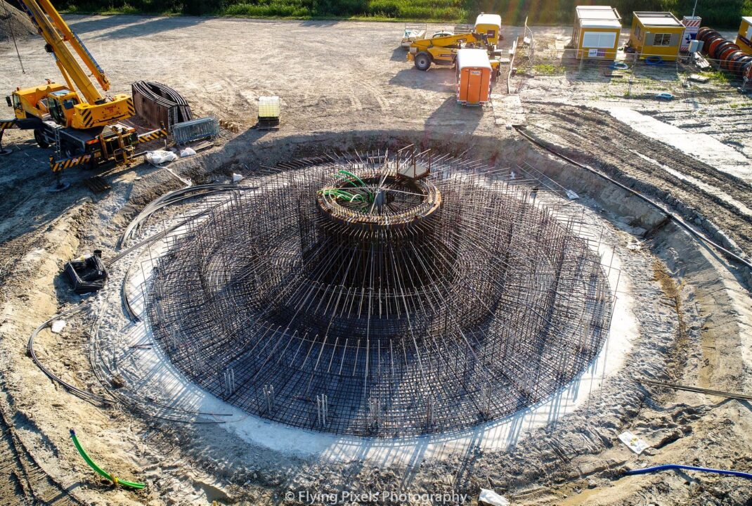 Luchtfoto van wapening voor fundering windmolen door H4A Windenergie