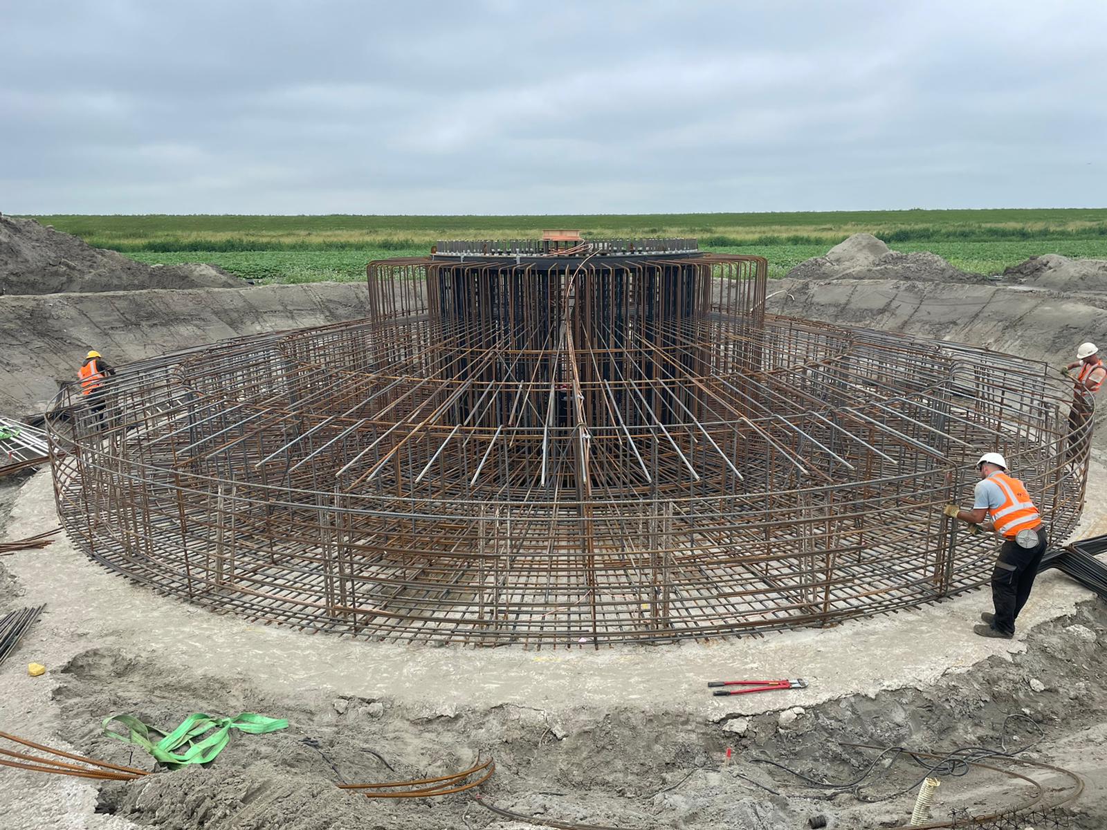 Medewerkers H4A Windenergie maken een fundering voor een windmolen