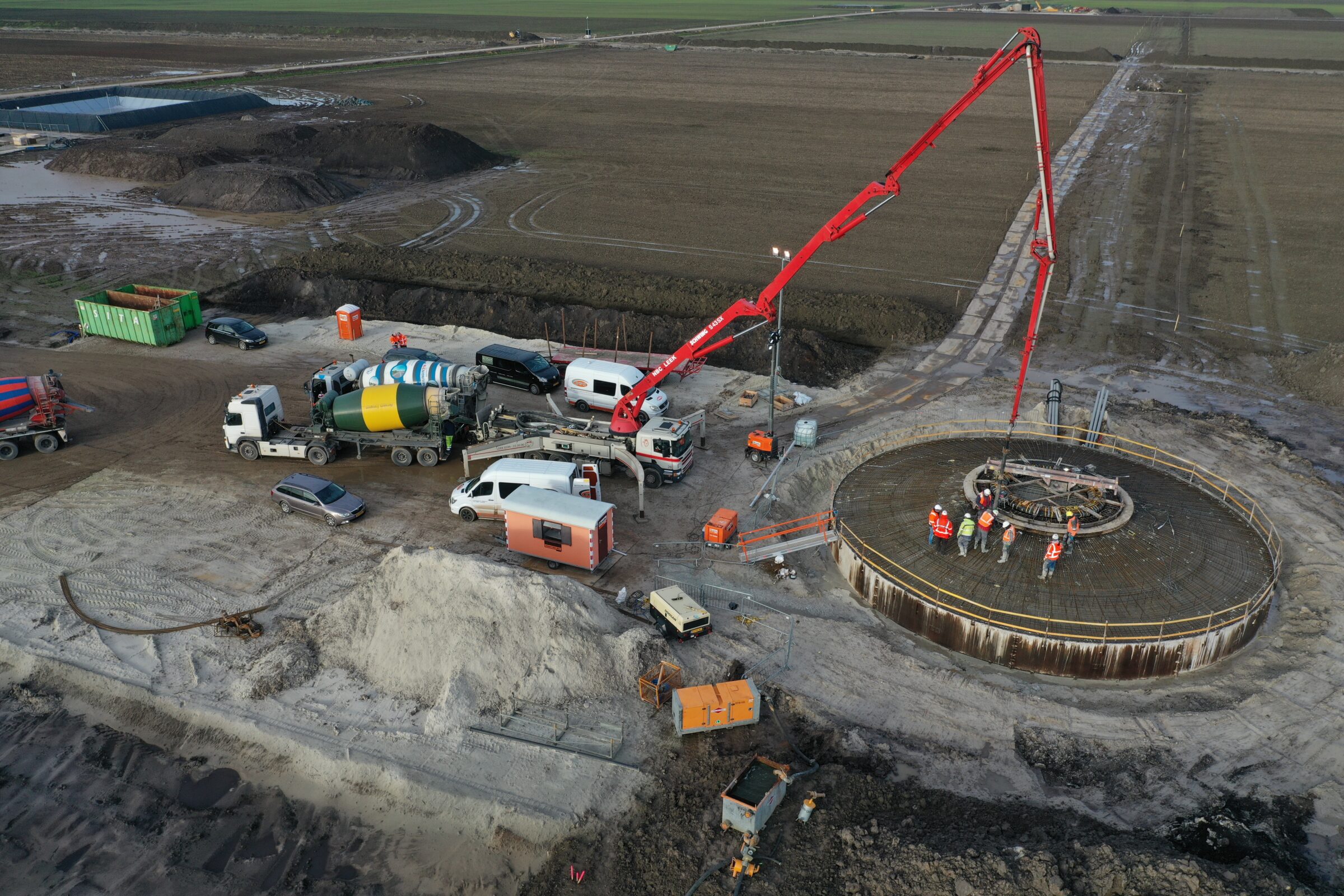 Luchtfoto van wapening voor fundering windmolen door H4A Windenergie