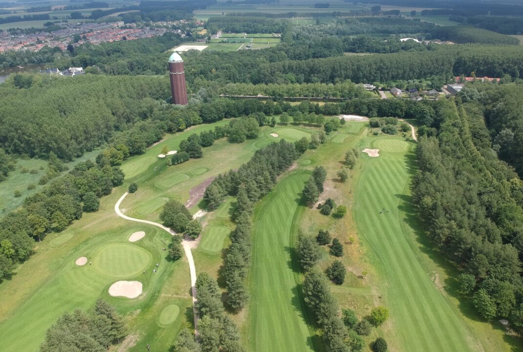 Luchtfoto van golfterrein in Axel onderhouden door greenkeepers H4A Groen