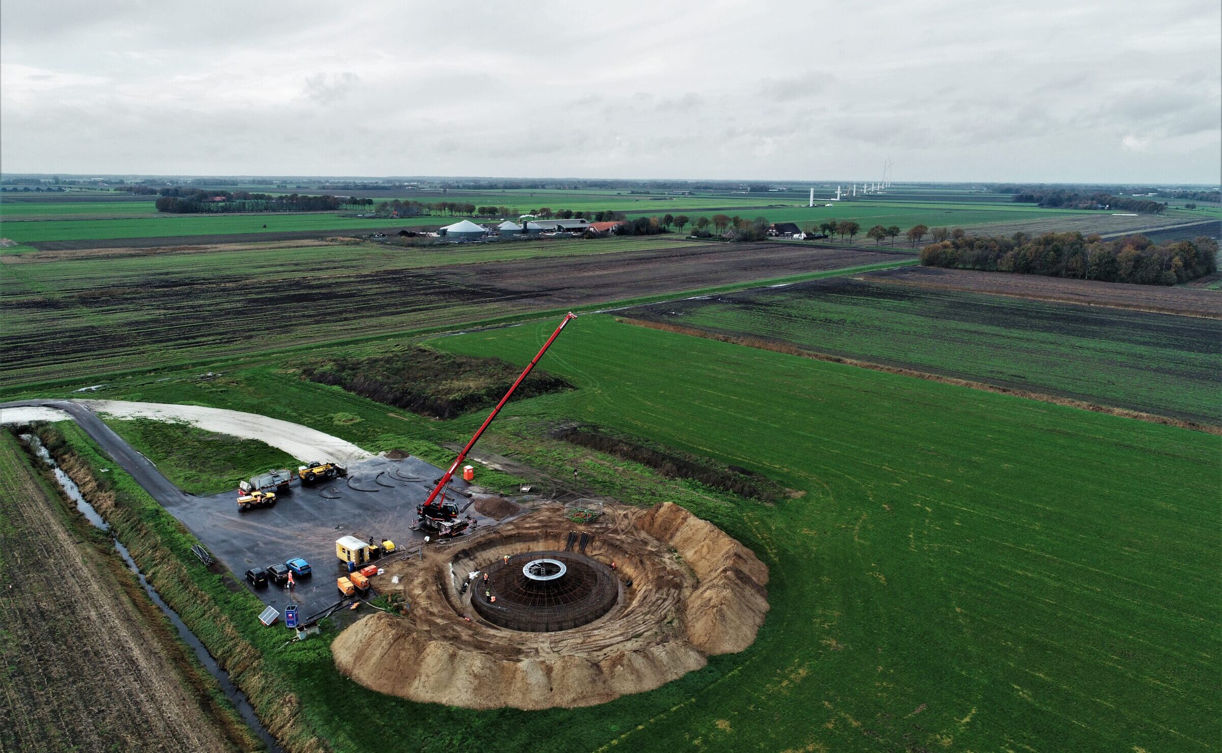 Luchtfoto van werkzaamheden H4A Windenergie aan fundering voor een windmolen