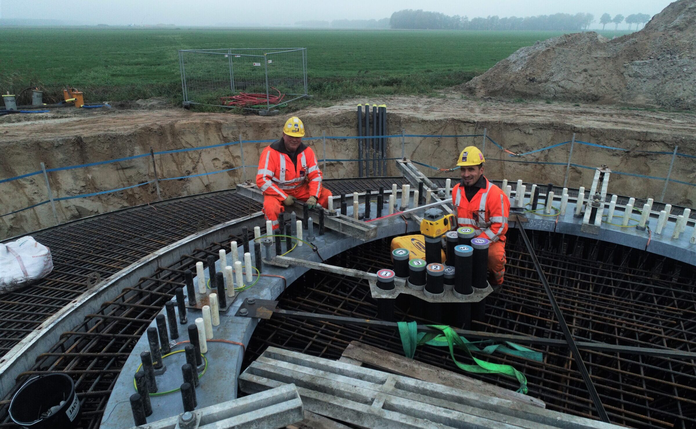 Medewerkers H4A Windenergie maken een fundering voor een windmolen