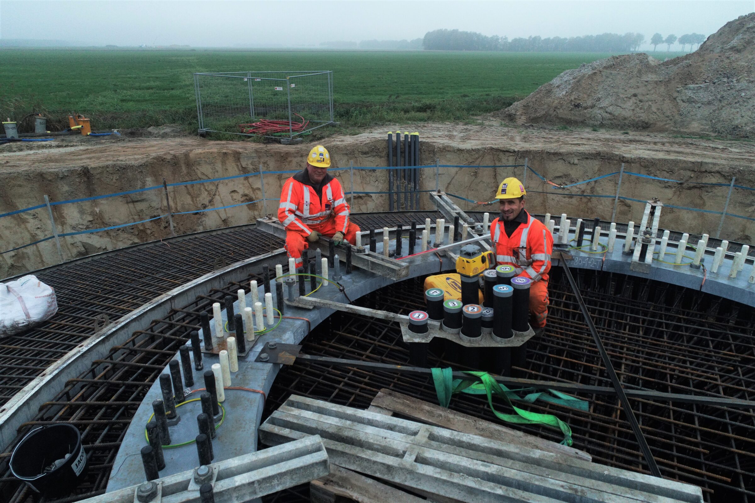 Medewerkers H4A Windenergie maken een fundering voor een windmolen