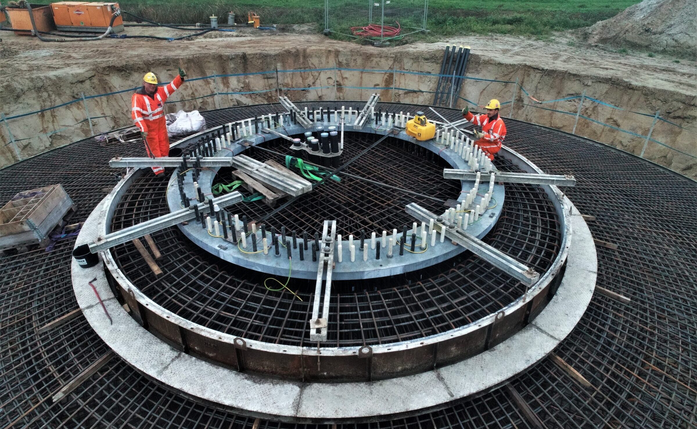 Medewerkers H4A Windenergie maken een fundering voor een windmolen