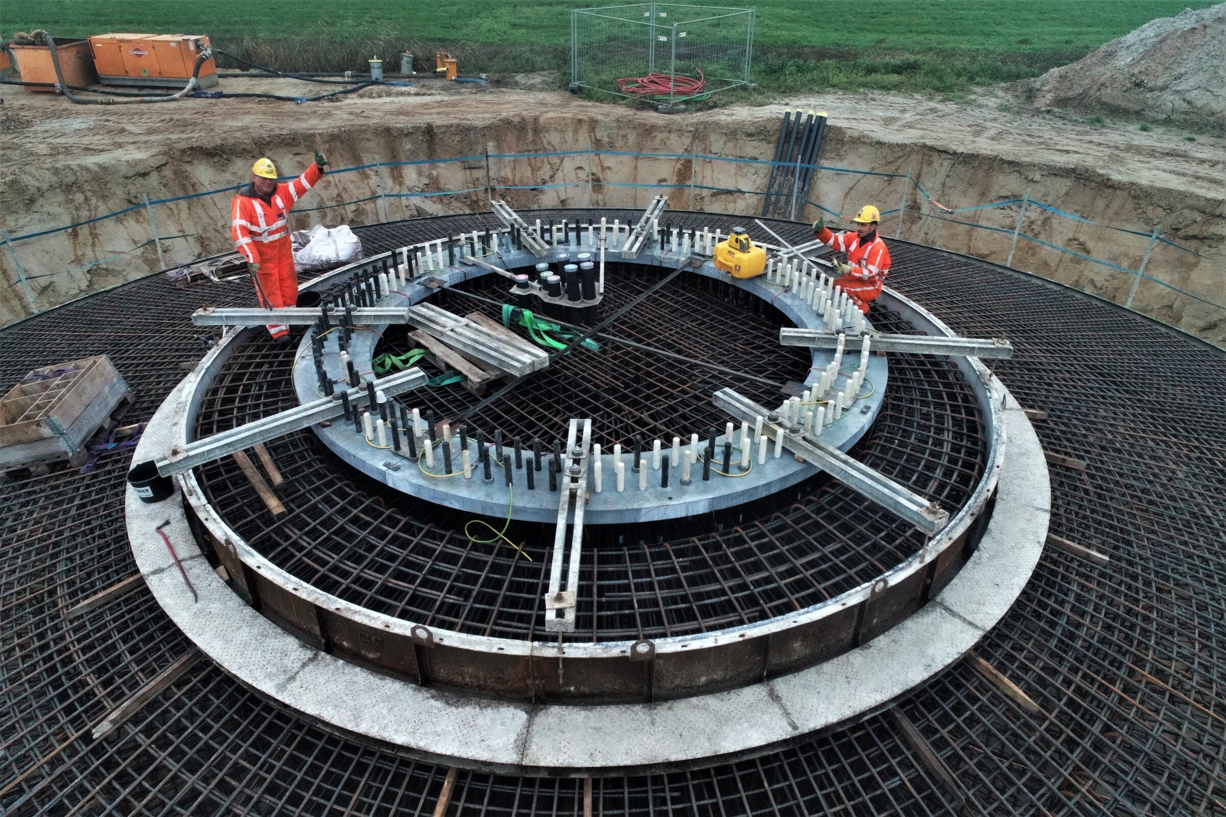 Medewerkers H4A Windenergie maken een fundering voor een windmolen