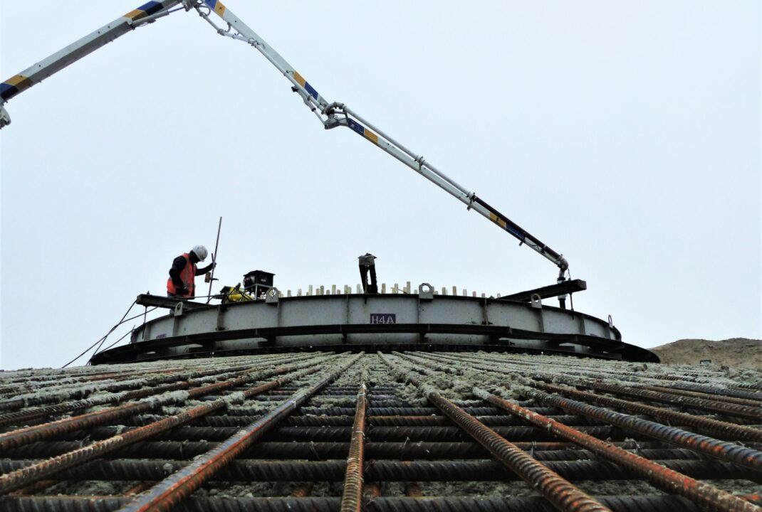 Medewerkers H4A Windenergie maken een fundering voor een windmolen