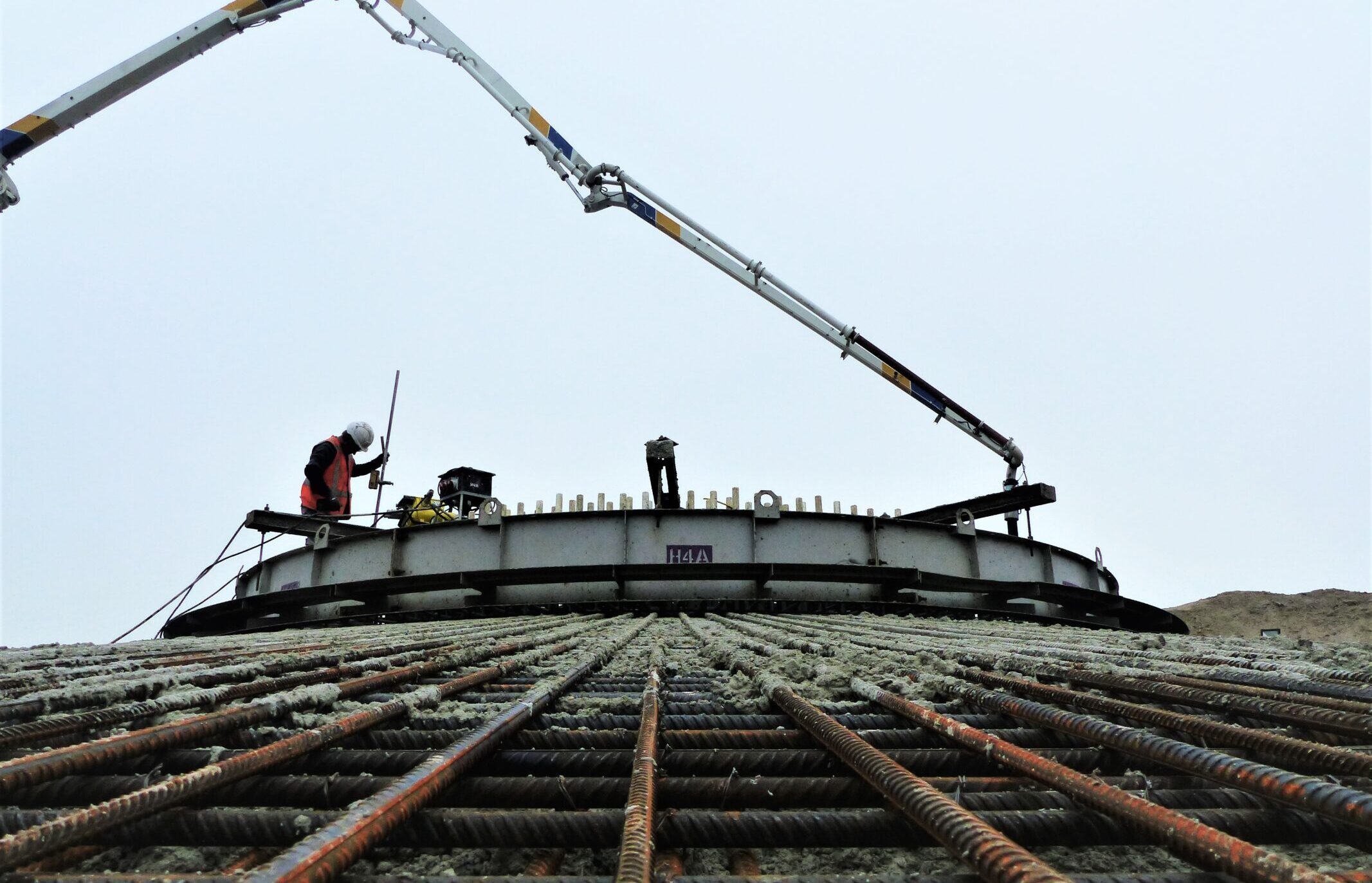 Medewerkers H4A Windenergie maken een fundering voor een windmolen