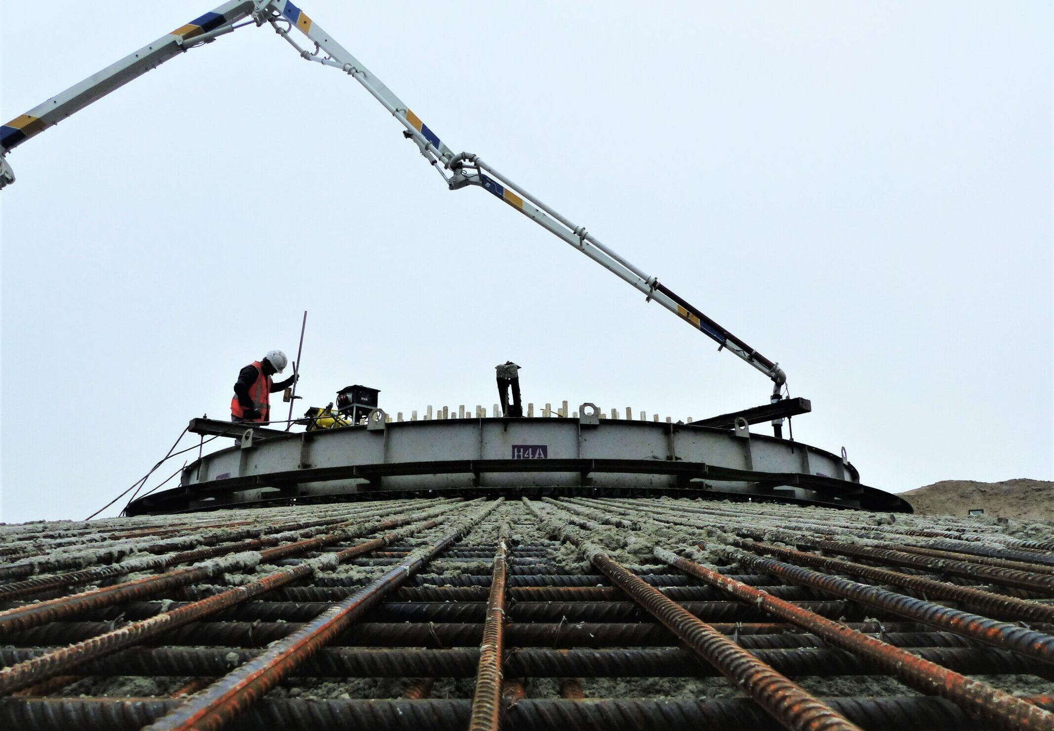 Medewerkers H4A Windenergie maken een fundering voor een windmolen